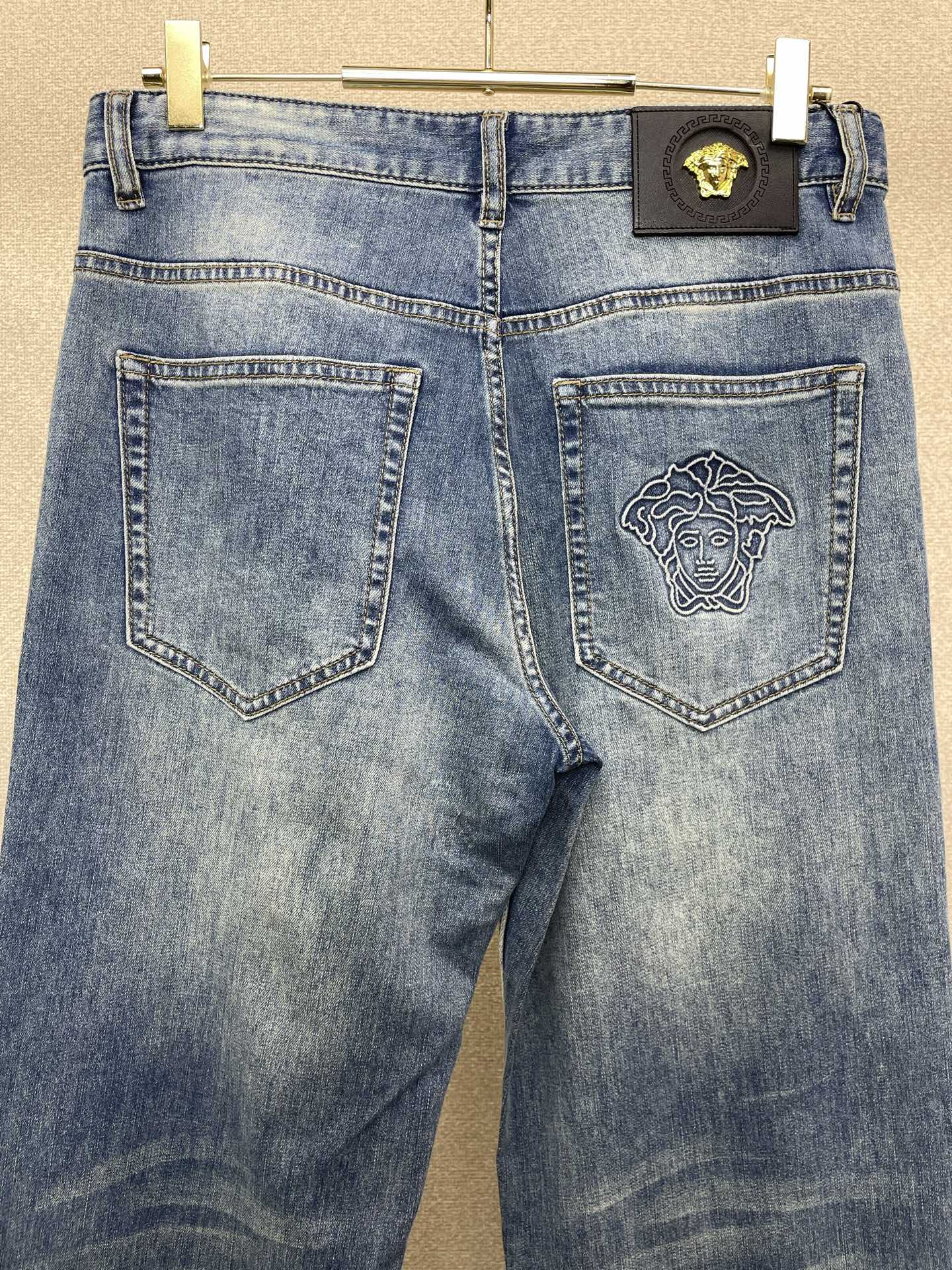 。VERSACE范思哲💥独家专供新款牛仔阔腿裤👖高端版本！专柜定制面料 透气舒适度高，细节无可挑剔，品牌