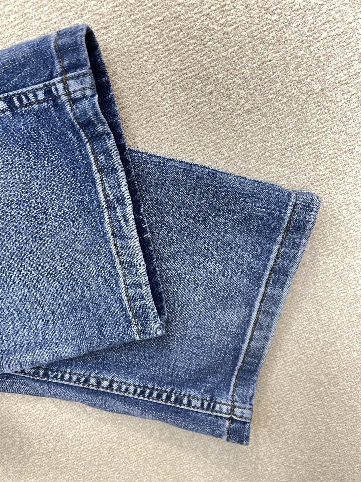 。LOEWE罗意威💥独家专供新款牛仔阔腿裤👖高端版本！专柜定制面料 透气舒适度高，细节无可挑剔，品牌元素