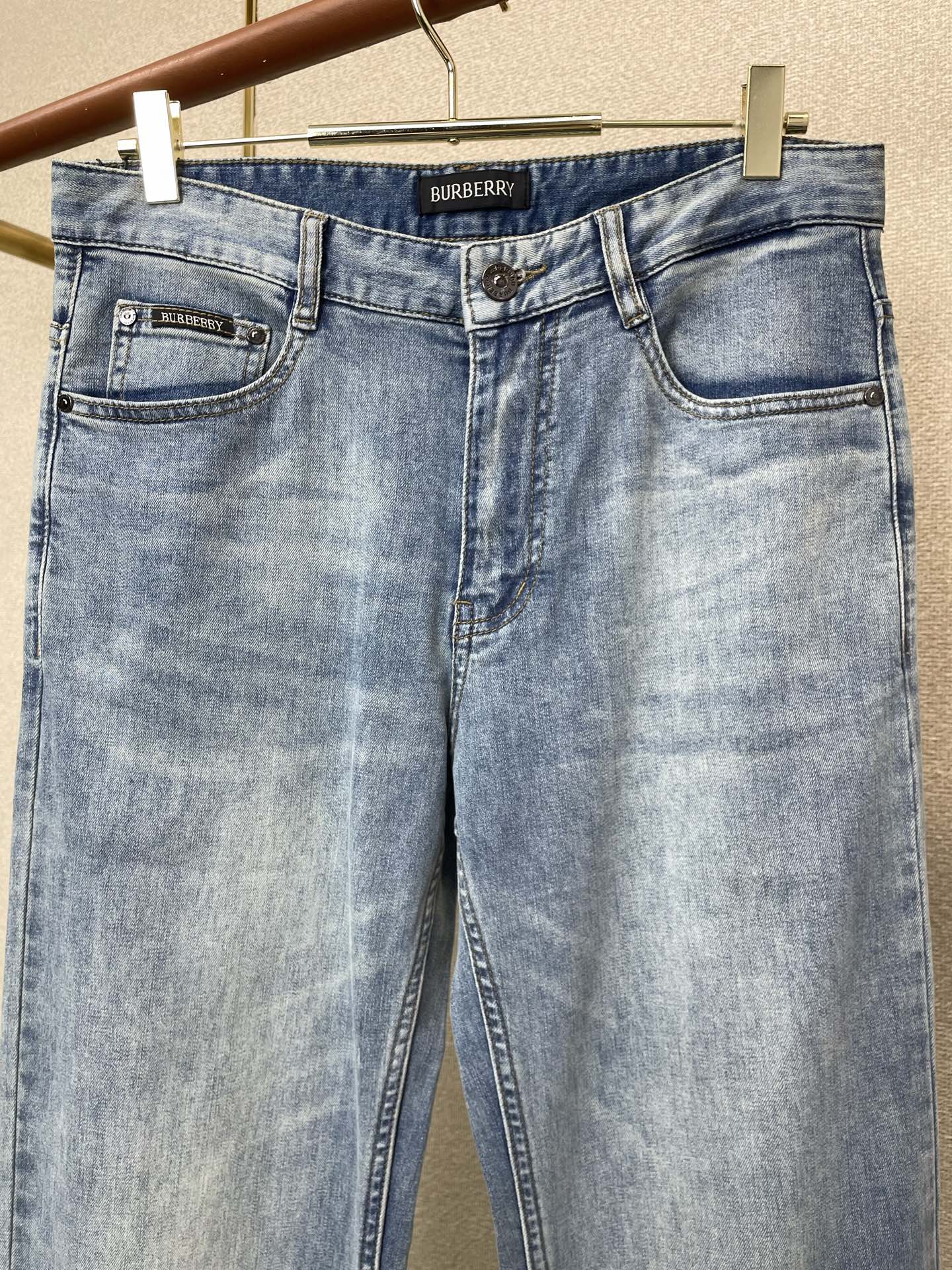 。Burberry巴宝莉💥独家专供新款牛仔阔腿裤👖高端版本！专柜定制面料 透气舒适度高，细节无可挑剔，品