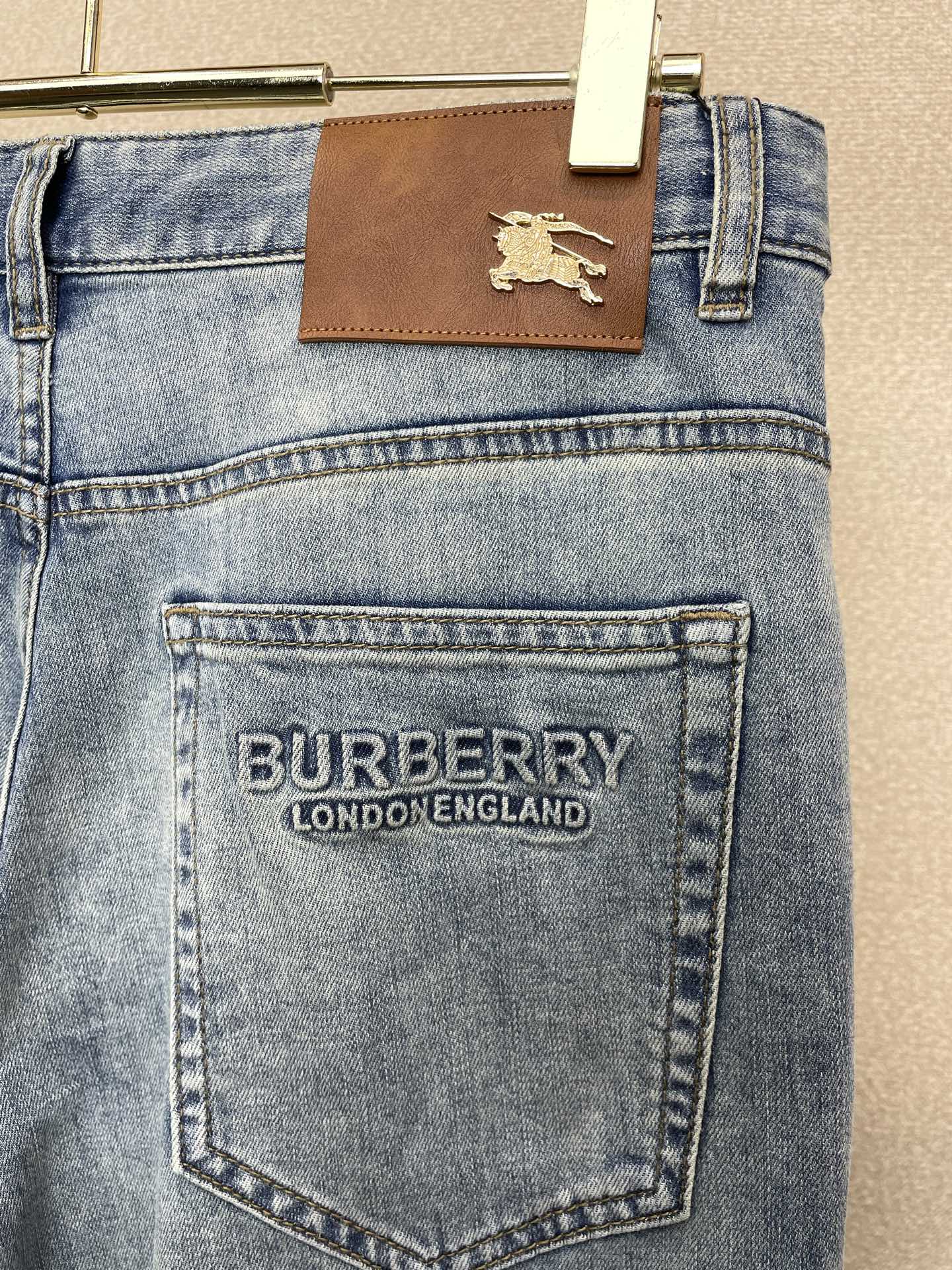 。Burberry巴宝莉💥独家专供新款牛仔阔腿裤👖高端版本！专柜定制面料 透气舒适度高，细节无可挑剔，品