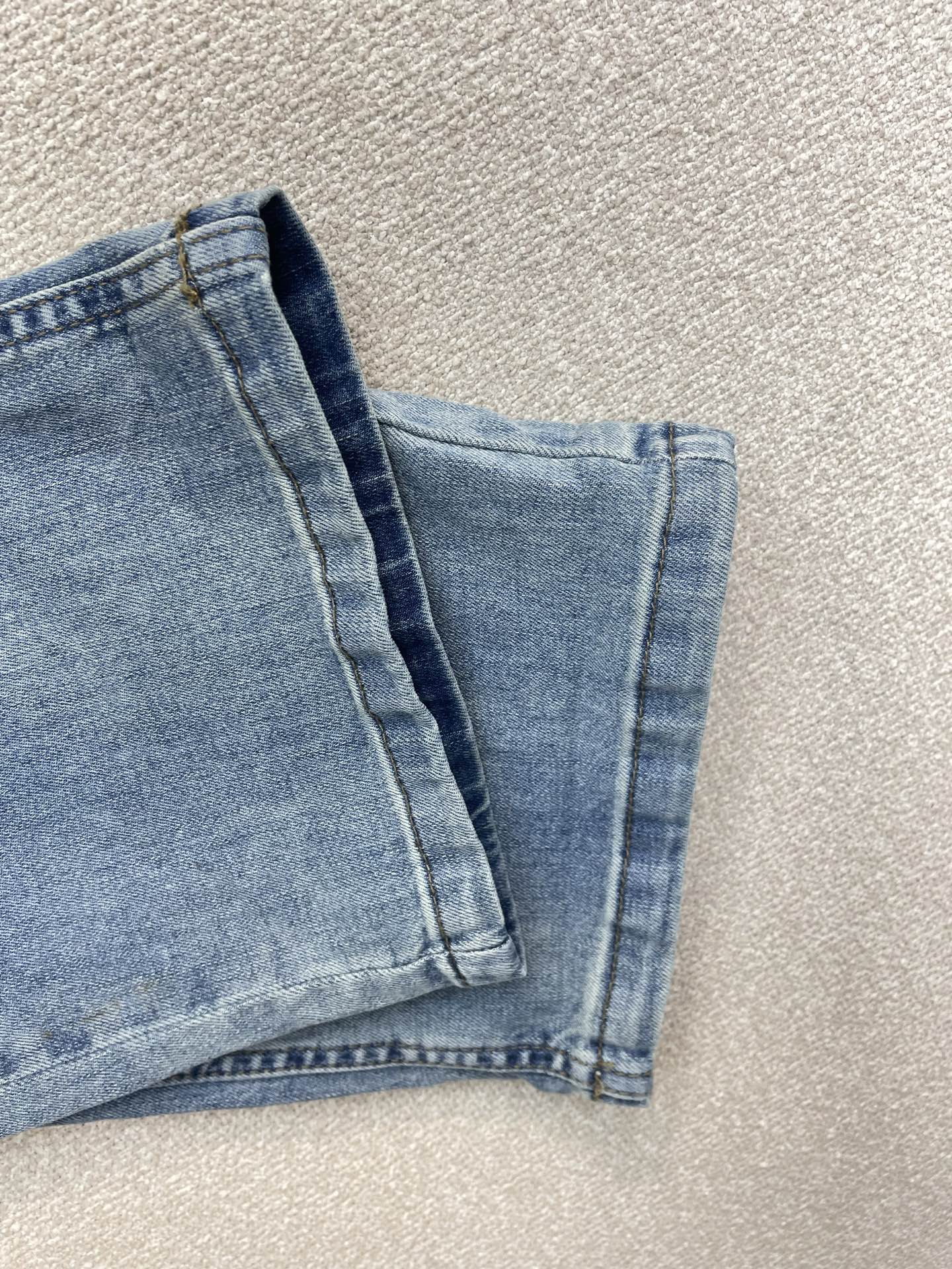 。Burberry巴宝莉💥独家专供新款牛仔阔腿裤👖高端版本！专柜定制面料 透气舒适度高，细节无可挑剔，品