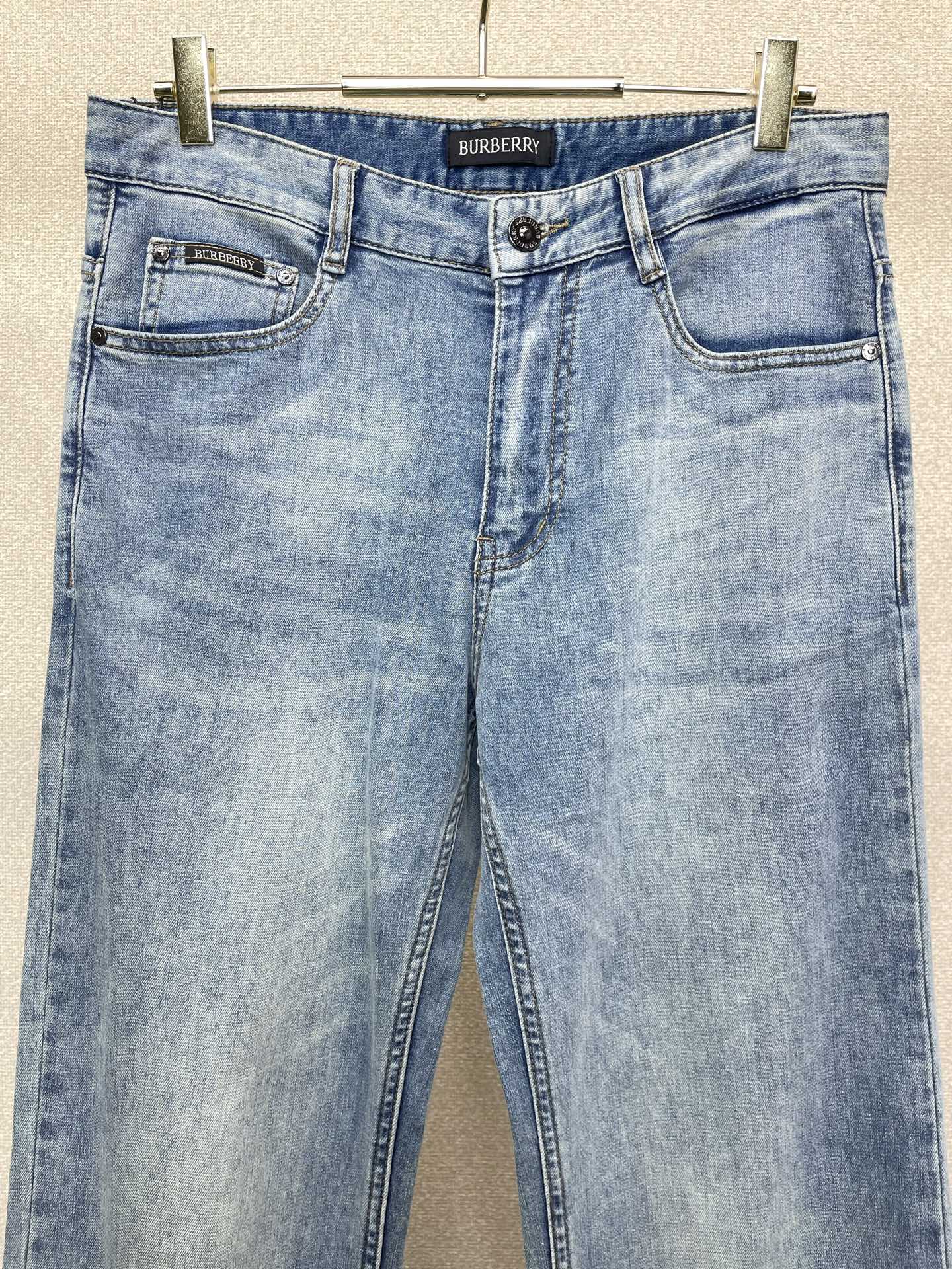 。Burberry巴宝莉💥独家专供新款牛仔阔腿裤👖高端版本！专柜定制面料 透气舒适度高，细节无可挑剔，品