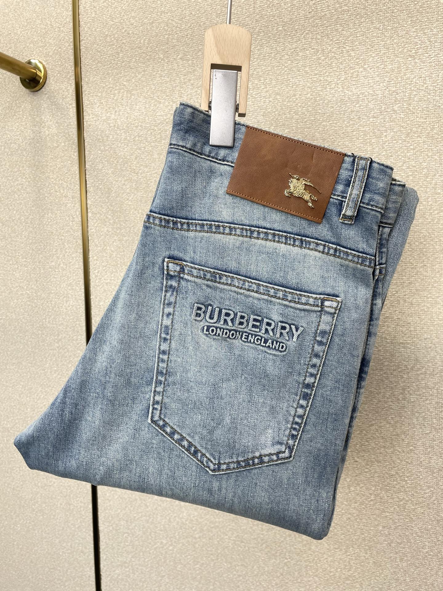 。Burberry巴宝莉💥独家专供新款牛仔阔腿裤👖高端版本！专柜定制面料 透气舒适度高，细节无可挑剔，品