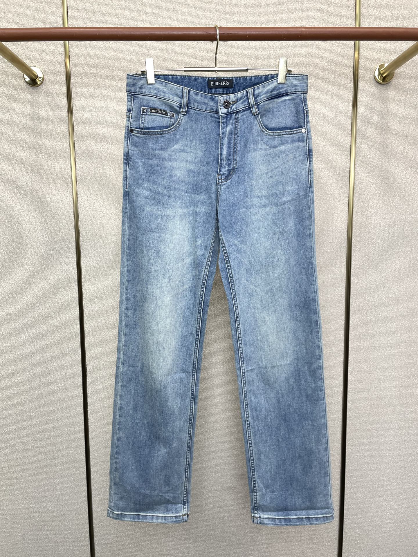 。Burberry巴宝莉💥独家专供新款牛仔阔腿裤👖高端版本！专柜定制面料 透气舒适度高，细节无可挑剔，品