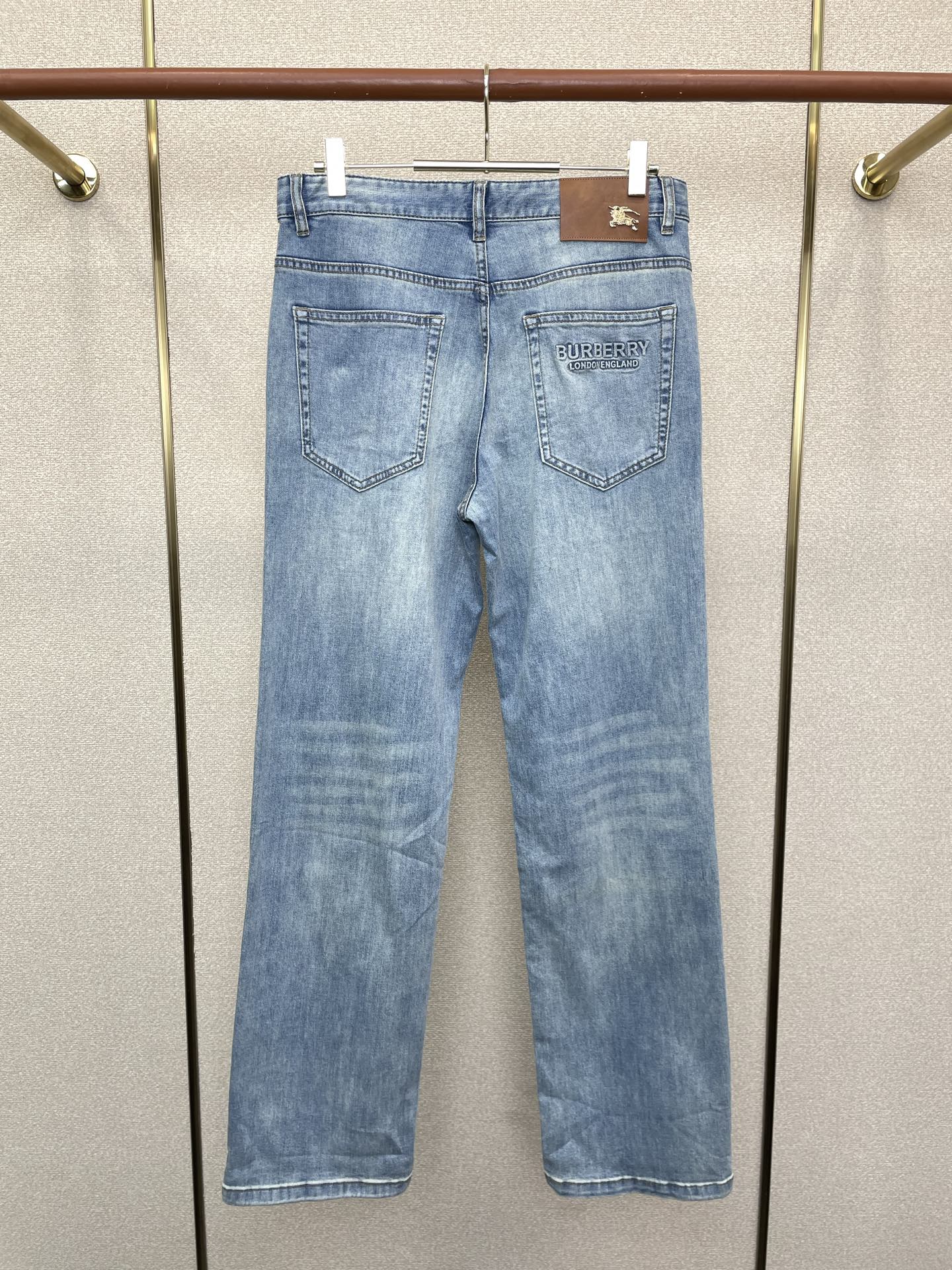 。Burberry巴宝莉💥独家专供新款牛仔阔腿裤👖高端版本！专柜定制面料 透气舒适度高，细节无可挑剔，品