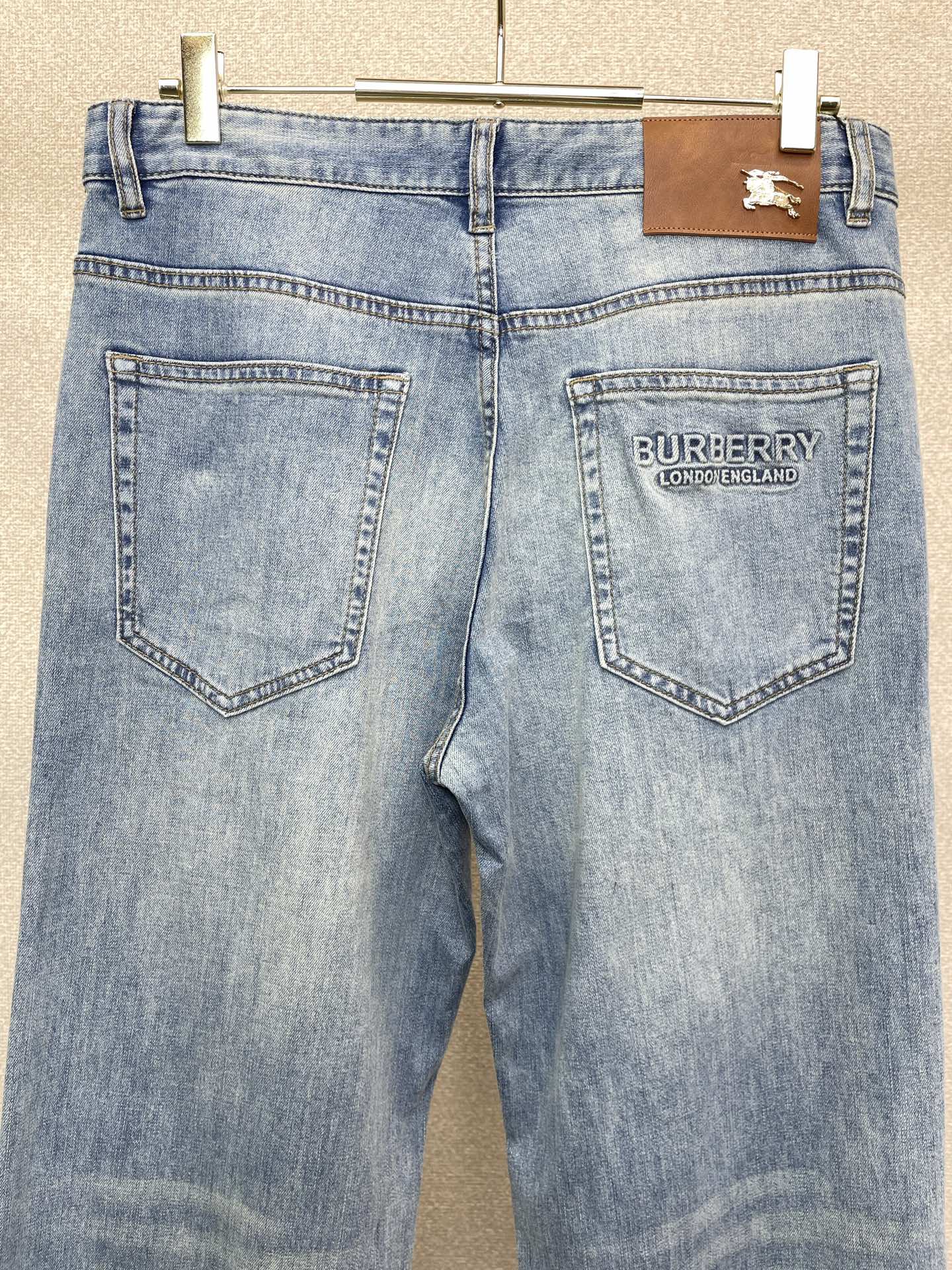 。Burberry巴宝莉💥独家专供新款牛仔阔腿裤👖高端版本！专柜定制面料 透气舒适度高，细节无可挑剔，品