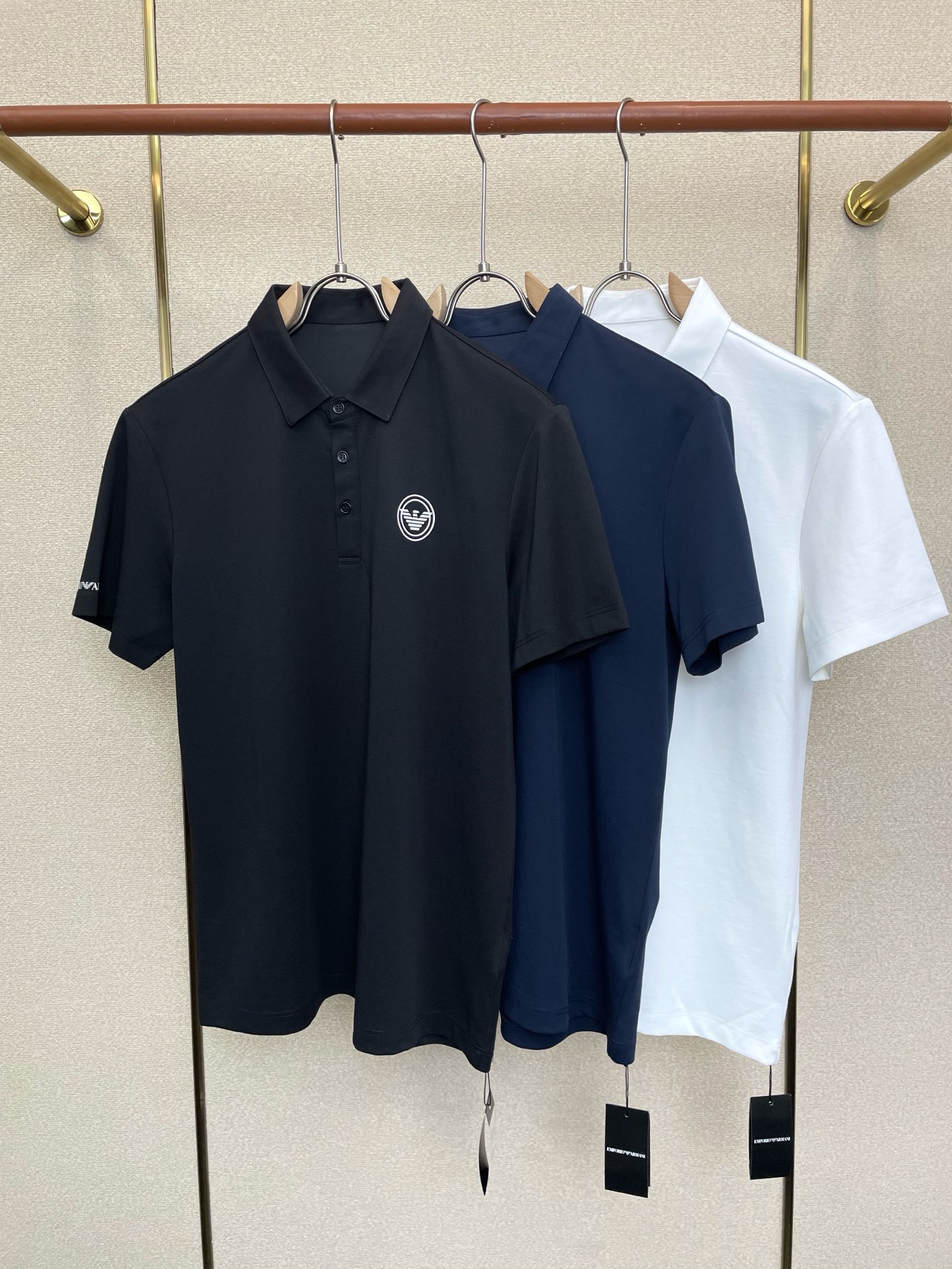 NO:773829,.ARMANI Armani's new and popular men's casual short sleeves. High-end customization. High-end version. Fashionable and versatile imported fabrics. Super soft and delicate feel. Skin-friendly and comfortable to wear. High-end boutique. The upper body made by the factory is very good. Men's must-have items. Complete three standards. Size M-3XL. The latest trend. Armani, armani, T-shirt,19860909.ARMANI阿玛尼砸锅卖铁都要上的新款新款原单男士休闲短袖 高端定制 高端版本 时尚百搭爆款进口面料 手感超柔软细腻 穿着亲肤舒适 高端精品 代工厂精细做上身非常赞 男士必备单品 三标齐全 码数M-3XL砸锅卖铁上新款,,armani,armani,T-shirt,,Men's clothing