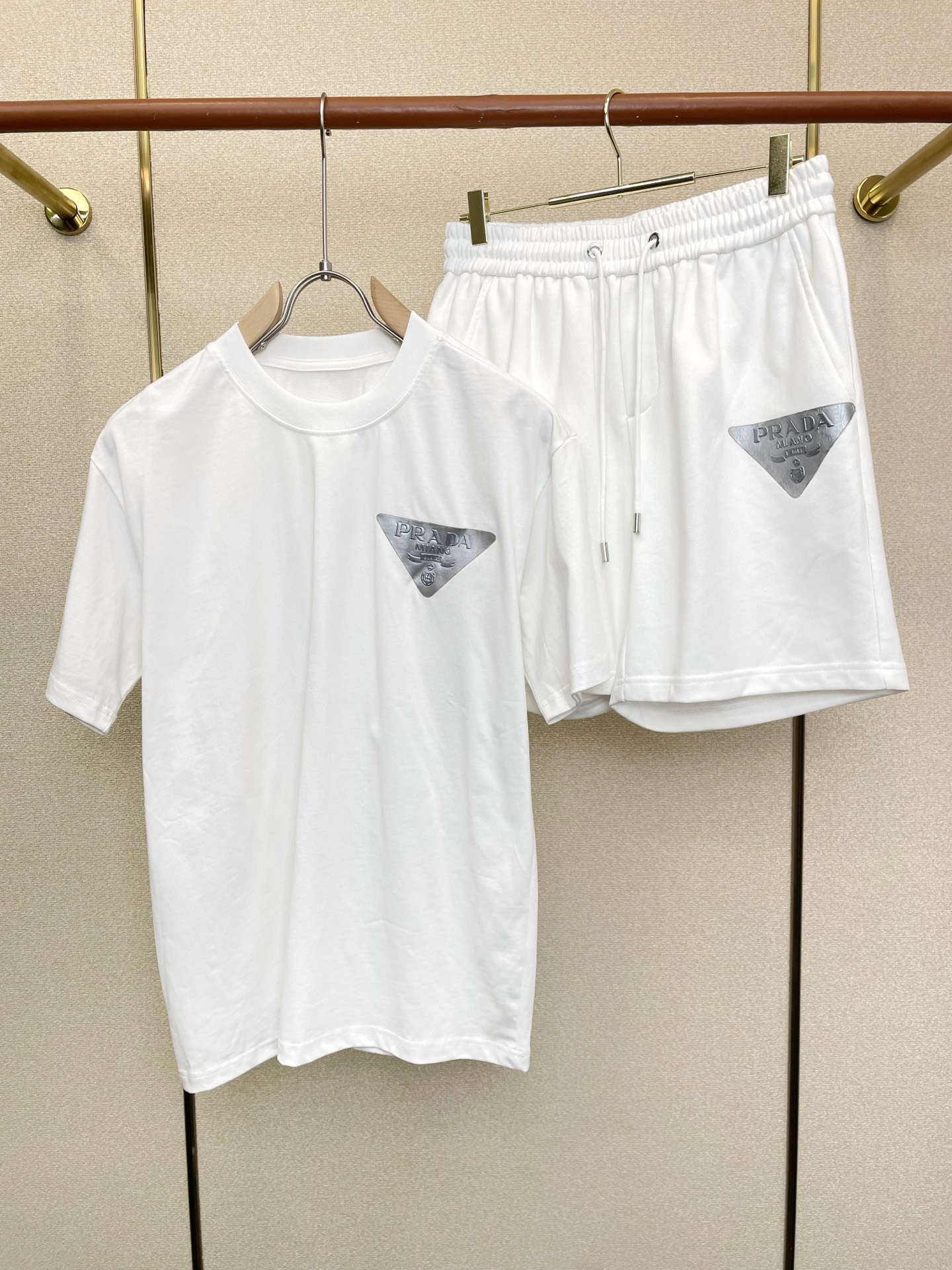 NO:773813,/Set. Short-sleeved, shorts. Prada’s new short-sleeved suit is the same model that everyone buys at Prada counters. Breathable, comfortable and casual!  Full of high-end feel!  The details are exquisite and high-end, and the workmanship is impeccable!  The original high-end fabric is very high-end!  The fabric is soft, delicate and comfortable, moisture-absorbent, quick-drying and breathable, neat and stylish. Size M-3XL is the latest model, prada, prada, shorts, T-shirt,19860909/套.短袖、短裤.Prada普拉达砸锅卖铁都要上的新款新款专柜同款短袖套装 透气舒适休闲！高级感满满！细节精致高档,做工无可挑剔！原版高端面料很显高级！面料柔软细腻舒适 吸湿速干透气,利落有型.码数M-3XL砸锅卖铁上新款,,prada,prada,shorts,T-shirt,,Men's clothing