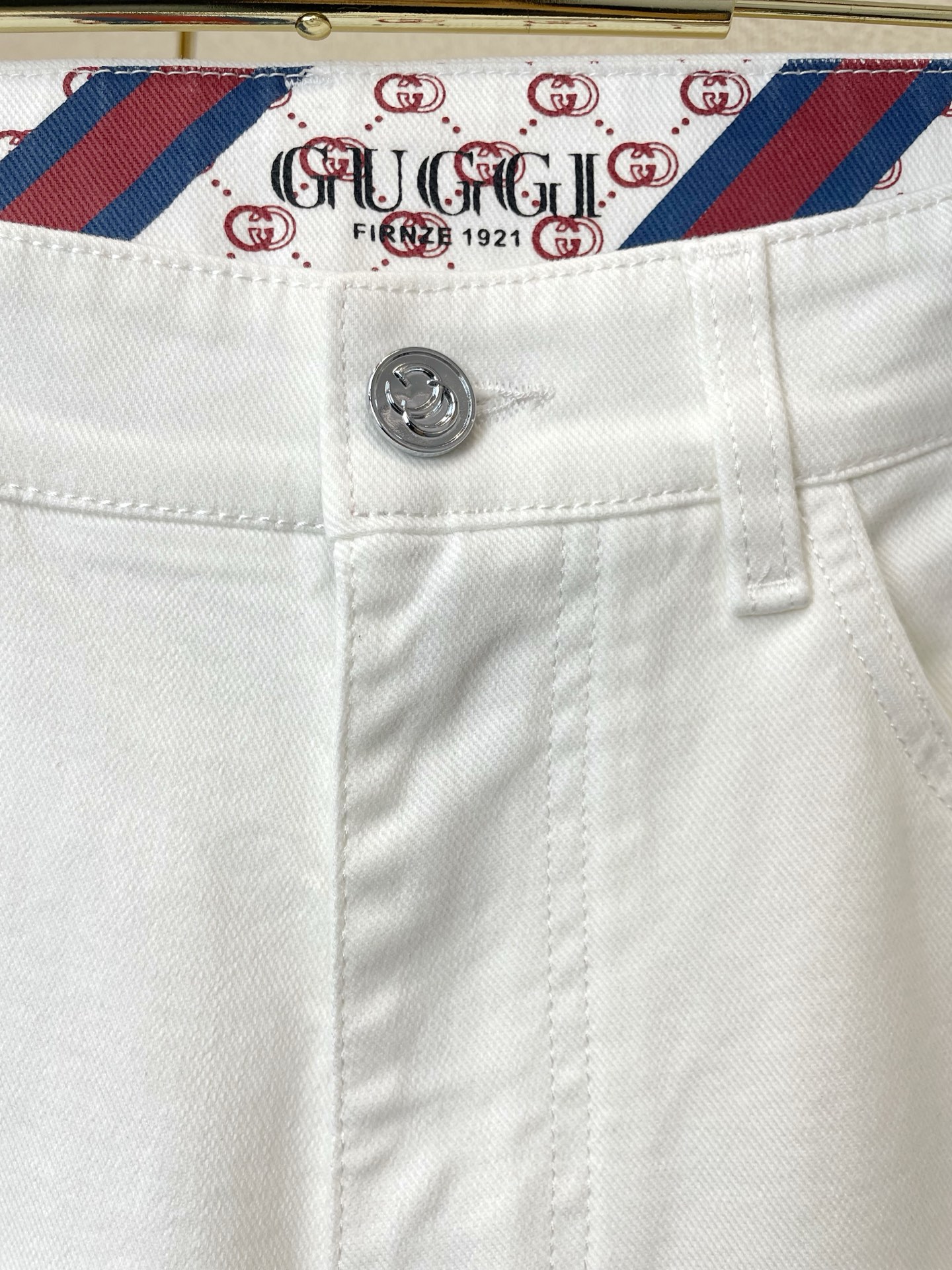 。Gucci古驰💥砸锅卖铁都要上的新款新款休闲牛仔裤👖高端版本！专柜定制面料 透气舒适度高，细节无可挑剔