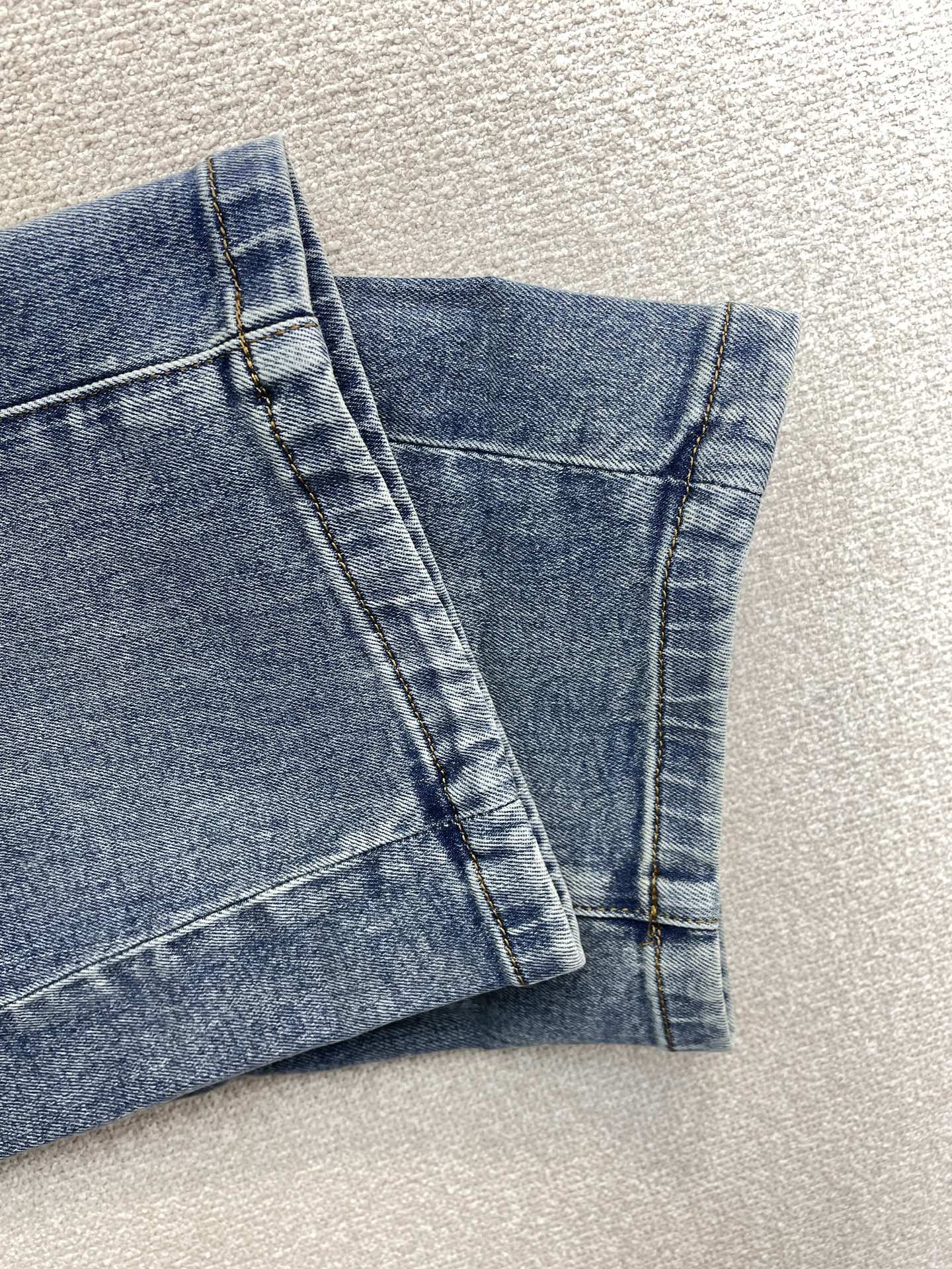 。LOEWE罗意威💥砸锅卖铁都要上的新款新款休闲牛仔裤👖高端版本！专柜定制面料 透气舒适度高，细节无可挑