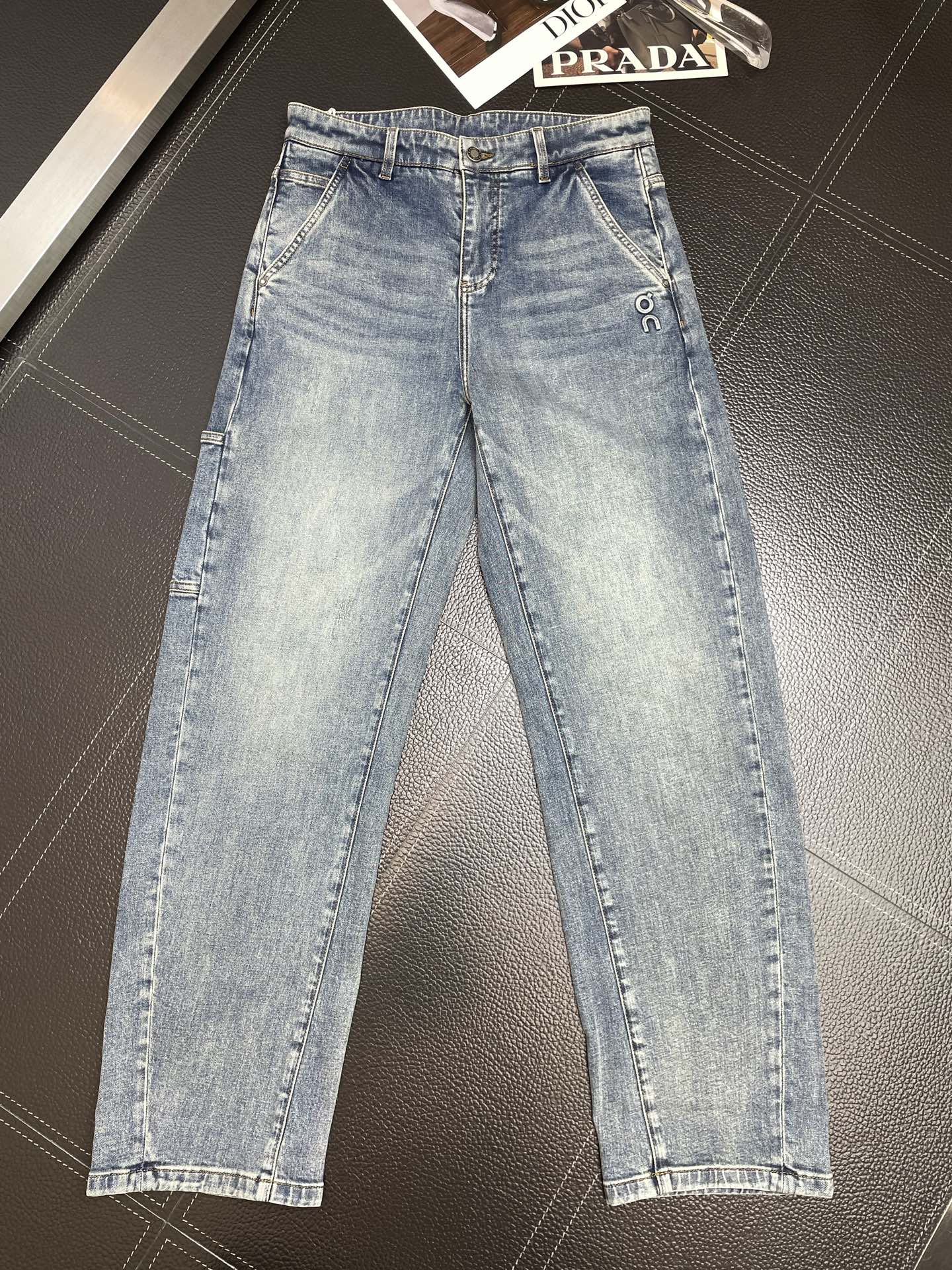 。LOEWE罗意威💥砸锅卖铁都要上的新款新款休闲牛仔裤👖高端版本！专柜定制面料 透气舒适度高，细节无可挑