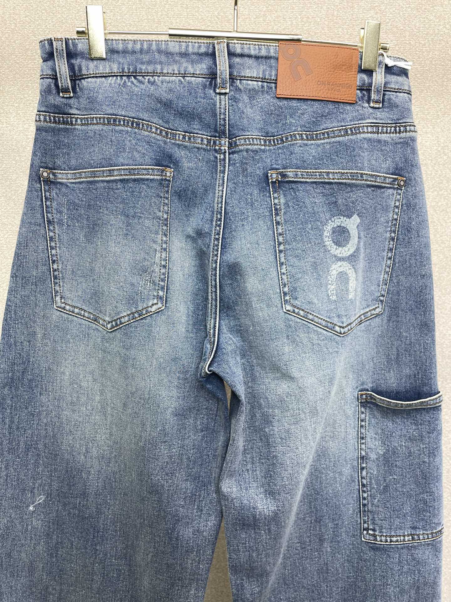 。LOEWE罗意威💥砸锅卖铁都要上的新款新款休闲牛仔裤👖高端版本！专柜定制面料 透气舒适度高，细节无可挑