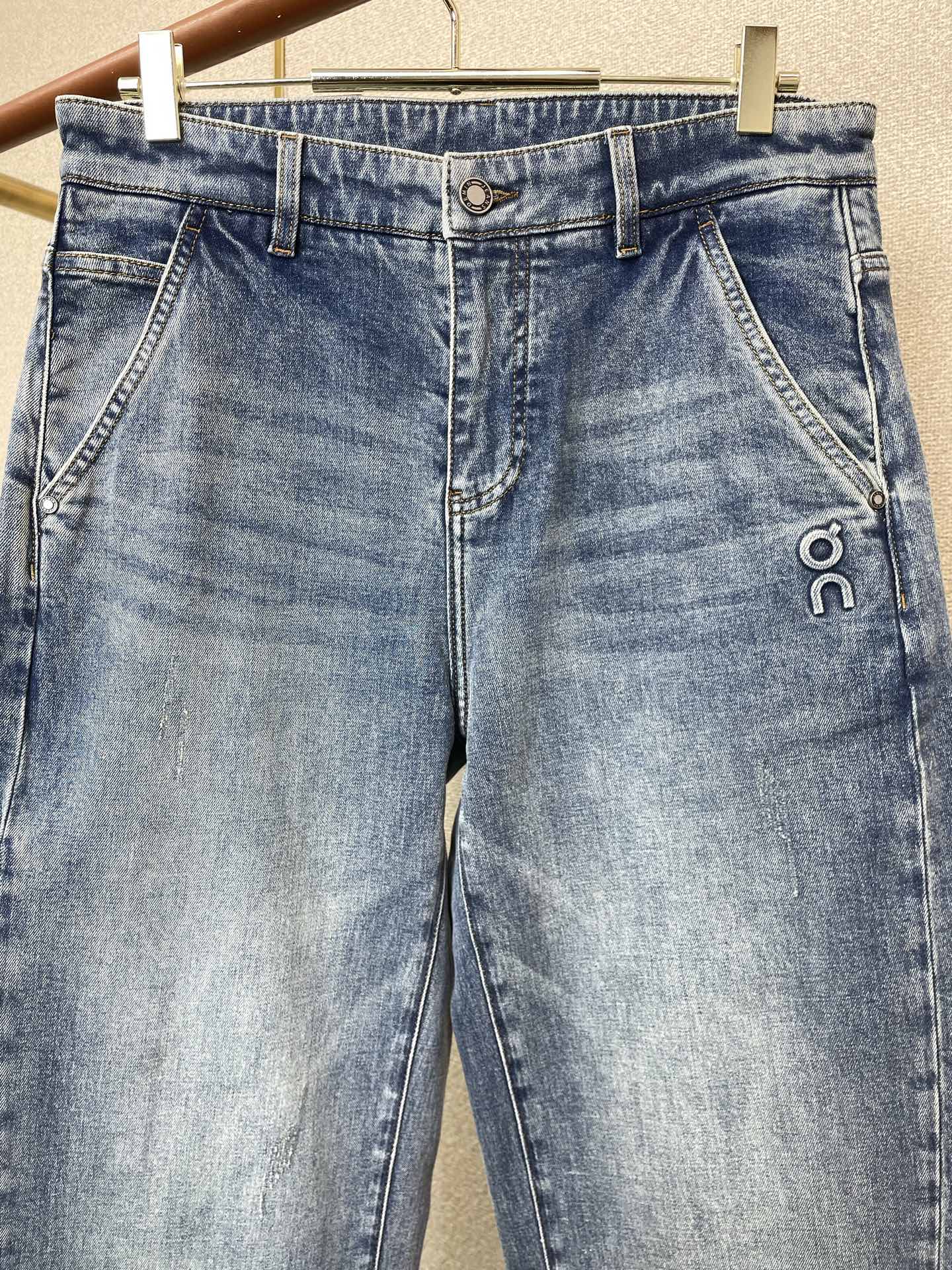 。LOEWE罗意威💥砸锅卖铁都要上的新款新款休闲牛仔裤👖高端版本！专柜定制面料 透气舒适度高，细节无可挑