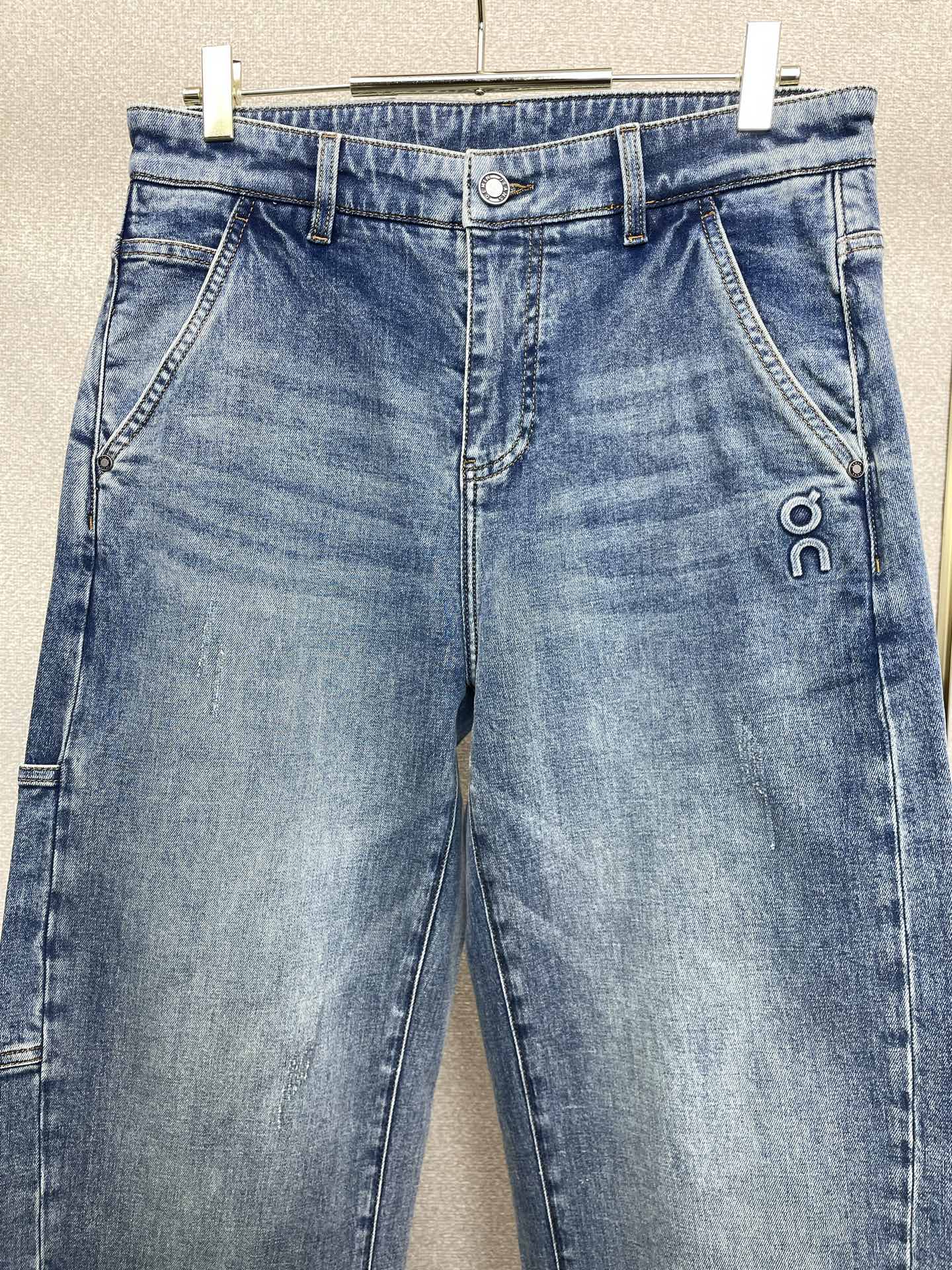 。LOEWE罗意威💥砸锅卖铁都要上的新款新款休闲牛仔裤👖高端版本！专柜定制面料 透气舒适度高，细节无可挑