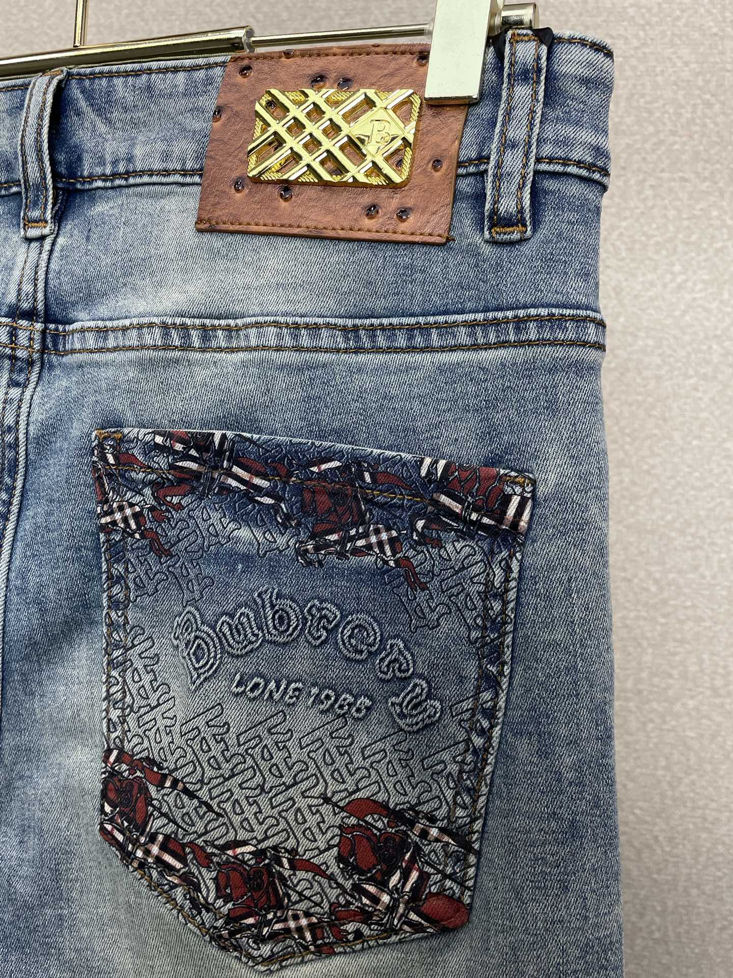 。Burberry巴宝莉💥砸锅卖铁都要上的新款新款休闲牛仔裤👖高端版本！专柜定制面料 透气舒适度高，细节