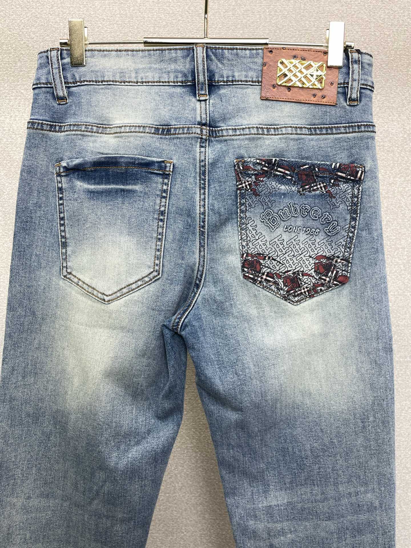 。Burberry巴宝莉💥砸锅卖铁都要上的新款新款休闲牛仔裤👖高端版本！专柜定制面料 透气舒适度高，细节