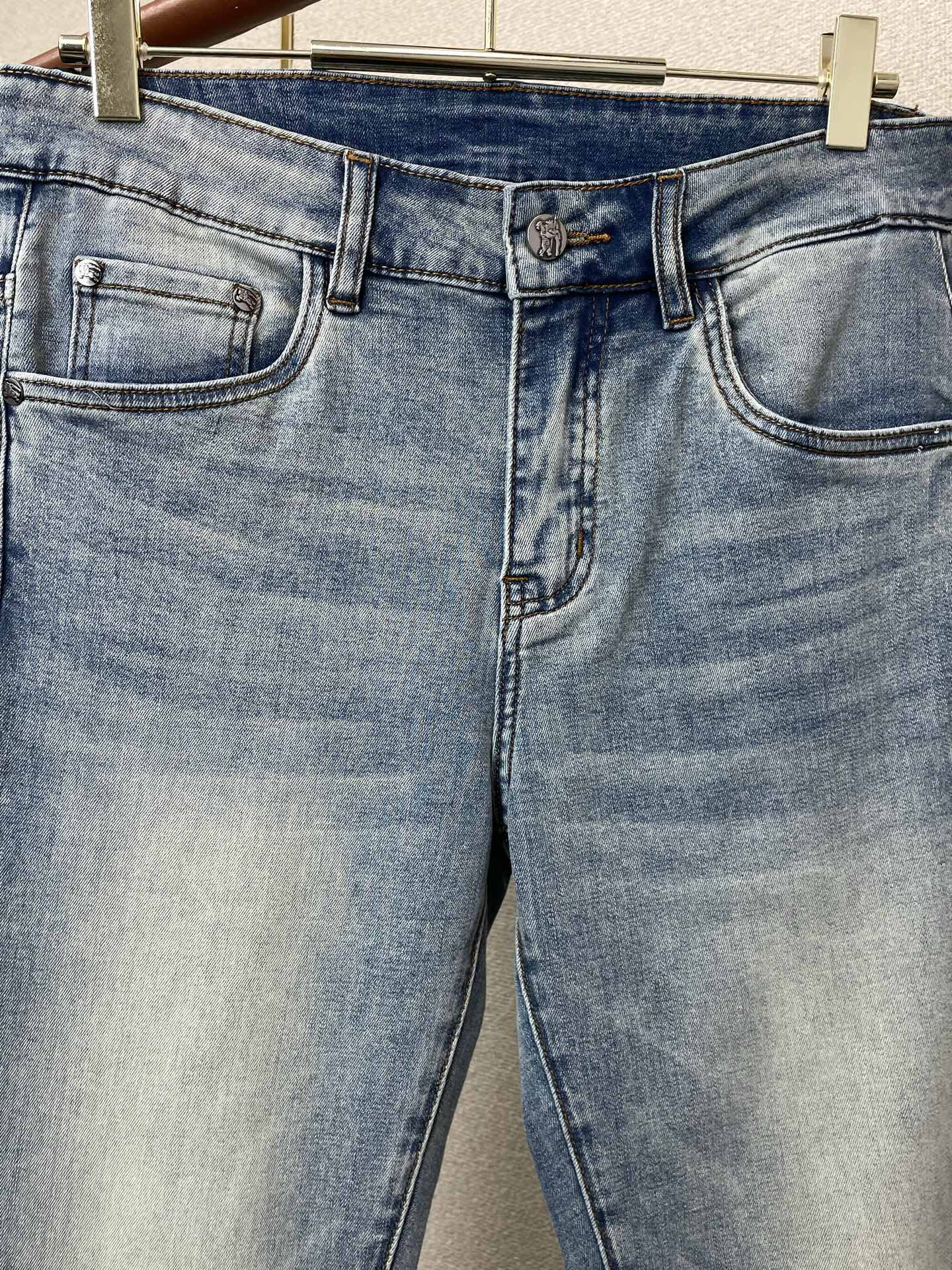 。Burberry巴宝莉💥砸锅卖铁都要上的新款新款休闲牛仔裤👖高端版本！专柜定制面料 透气舒适度高，细节