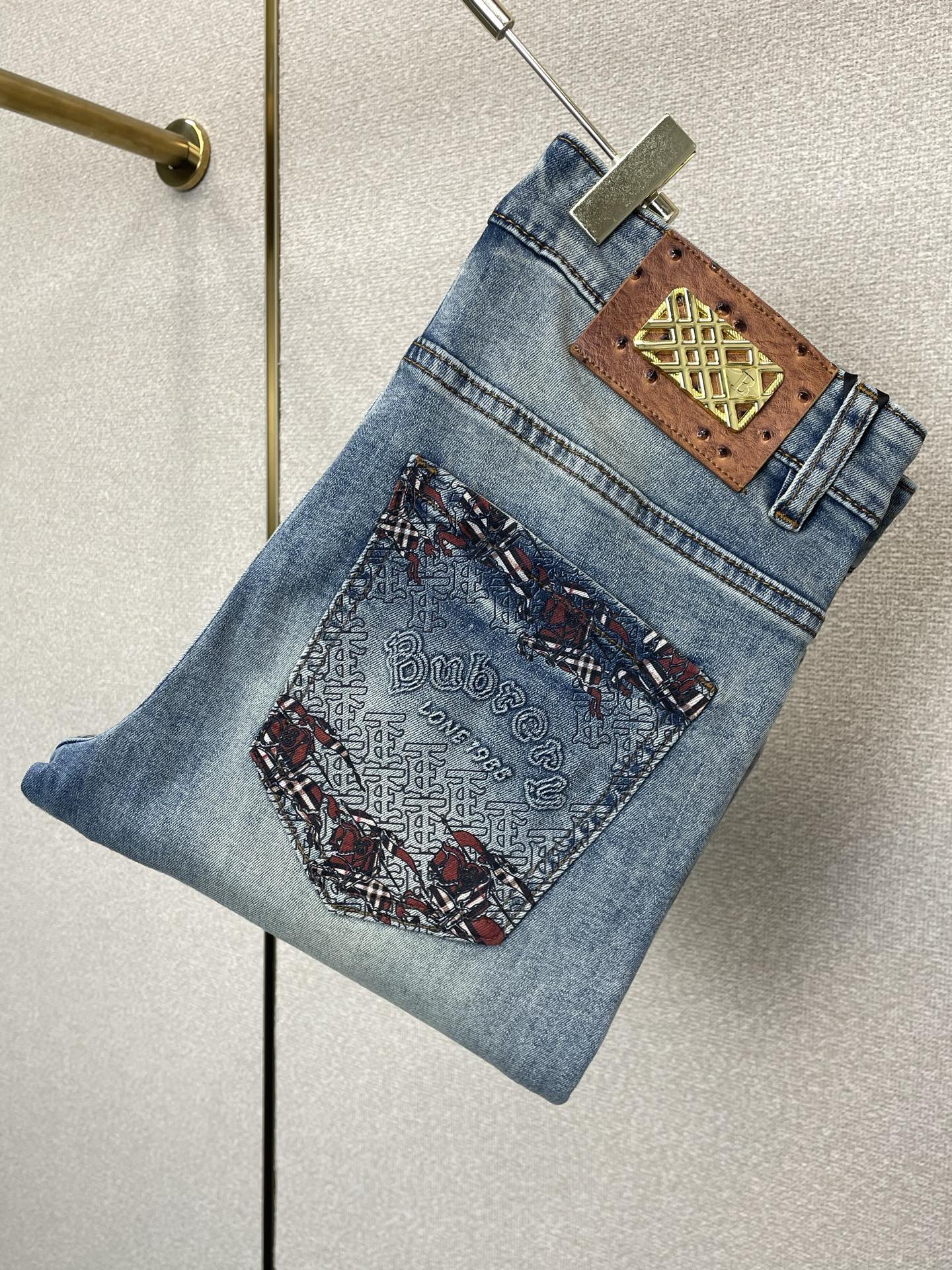 。Burberry巴宝莉💥砸锅卖铁都要上的新款新款休闲牛仔裤👖高端版本！专柜定制面料 透气舒适度高，细节