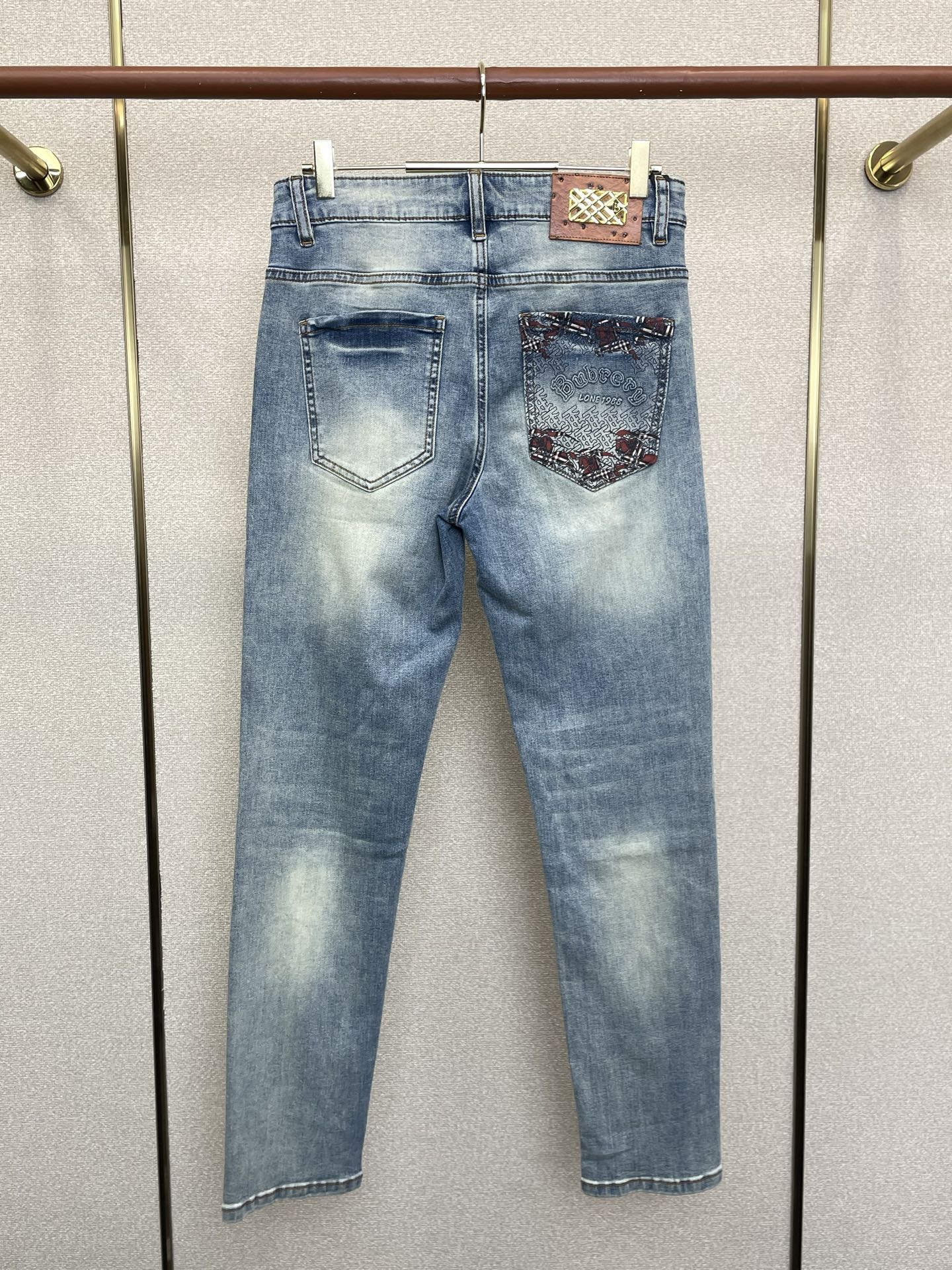 。Burberry巴宝莉💥砸锅卖铁都要上的新款新款休闲牛仔裤👖高端版本！专柜定制面料 透气舒适度高，细节