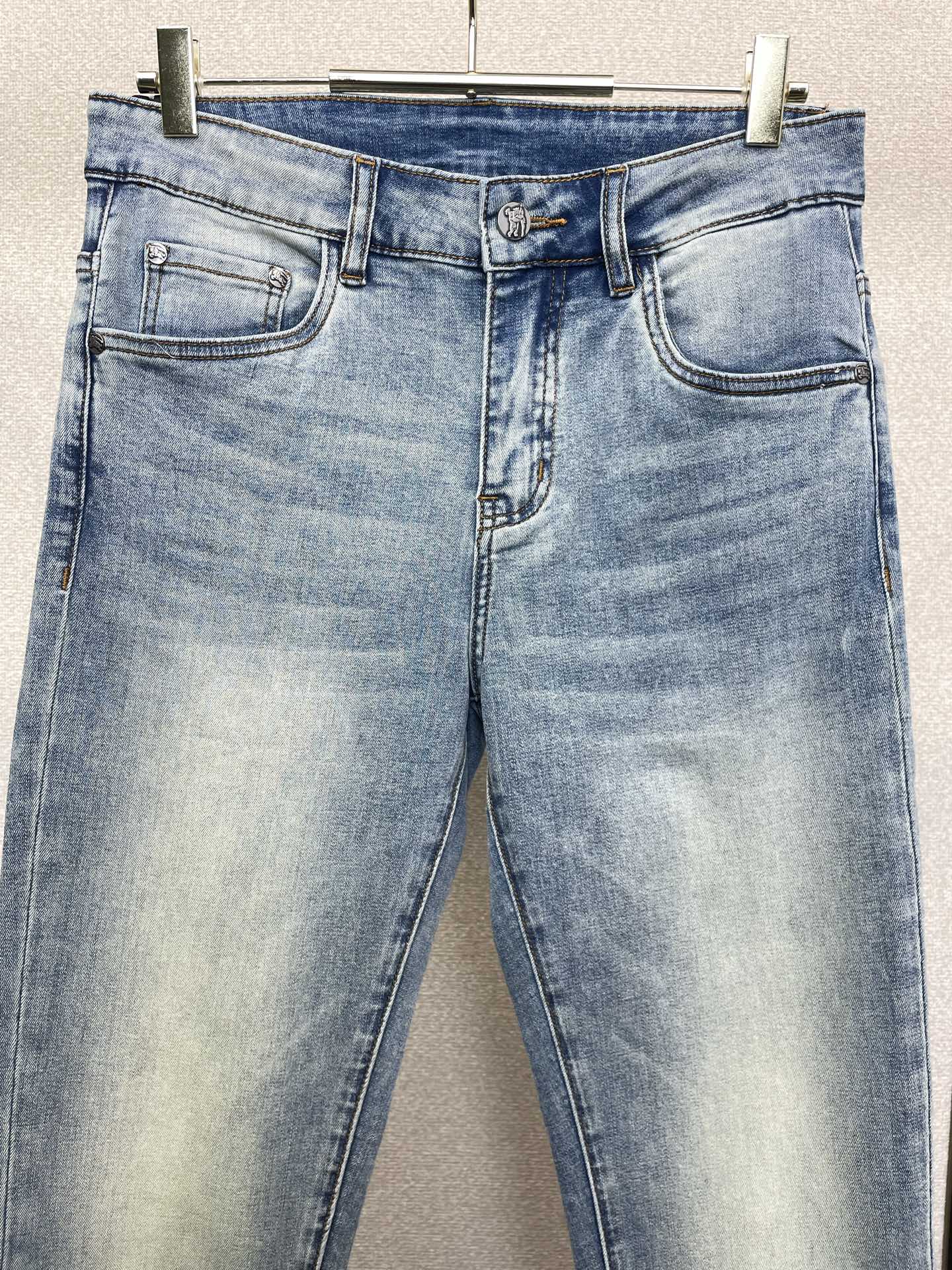 。Burberry巴宝莉💥砸锅卖铁都要上的新款新款休闲牛仔裤👖高端版本！专柜定制面料 透气舒适度高，细节