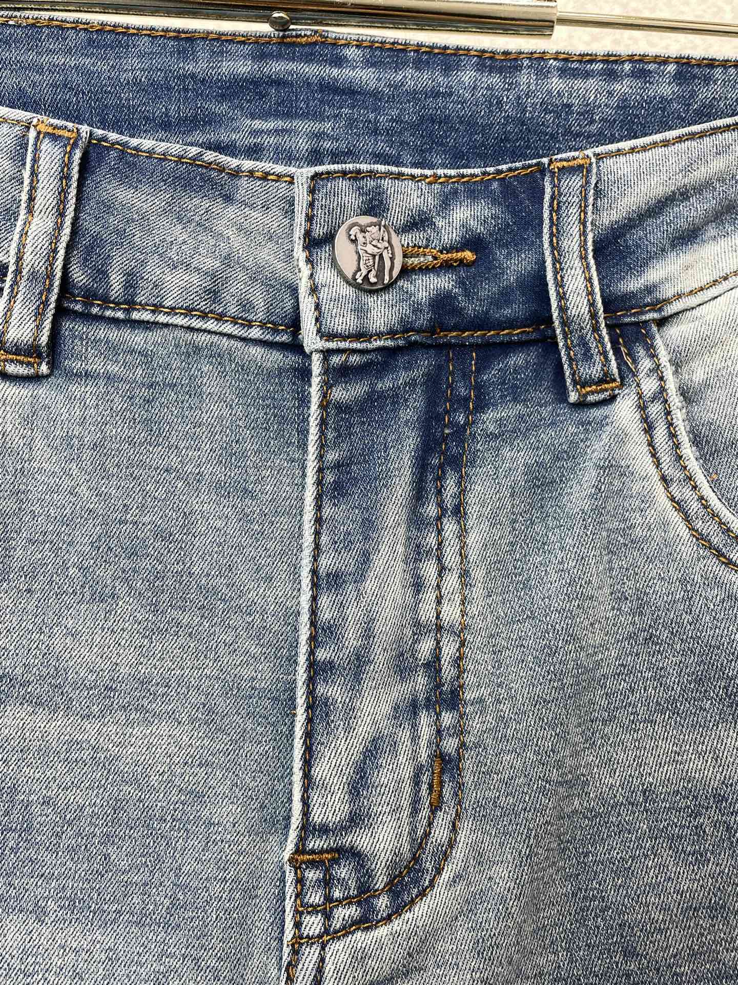 。Burberry巴宝莉💥砸锅卖铁都要上的新款新款休闲牛仔裤👖高端版本！专柜定制面料 透气舒适度高，细节