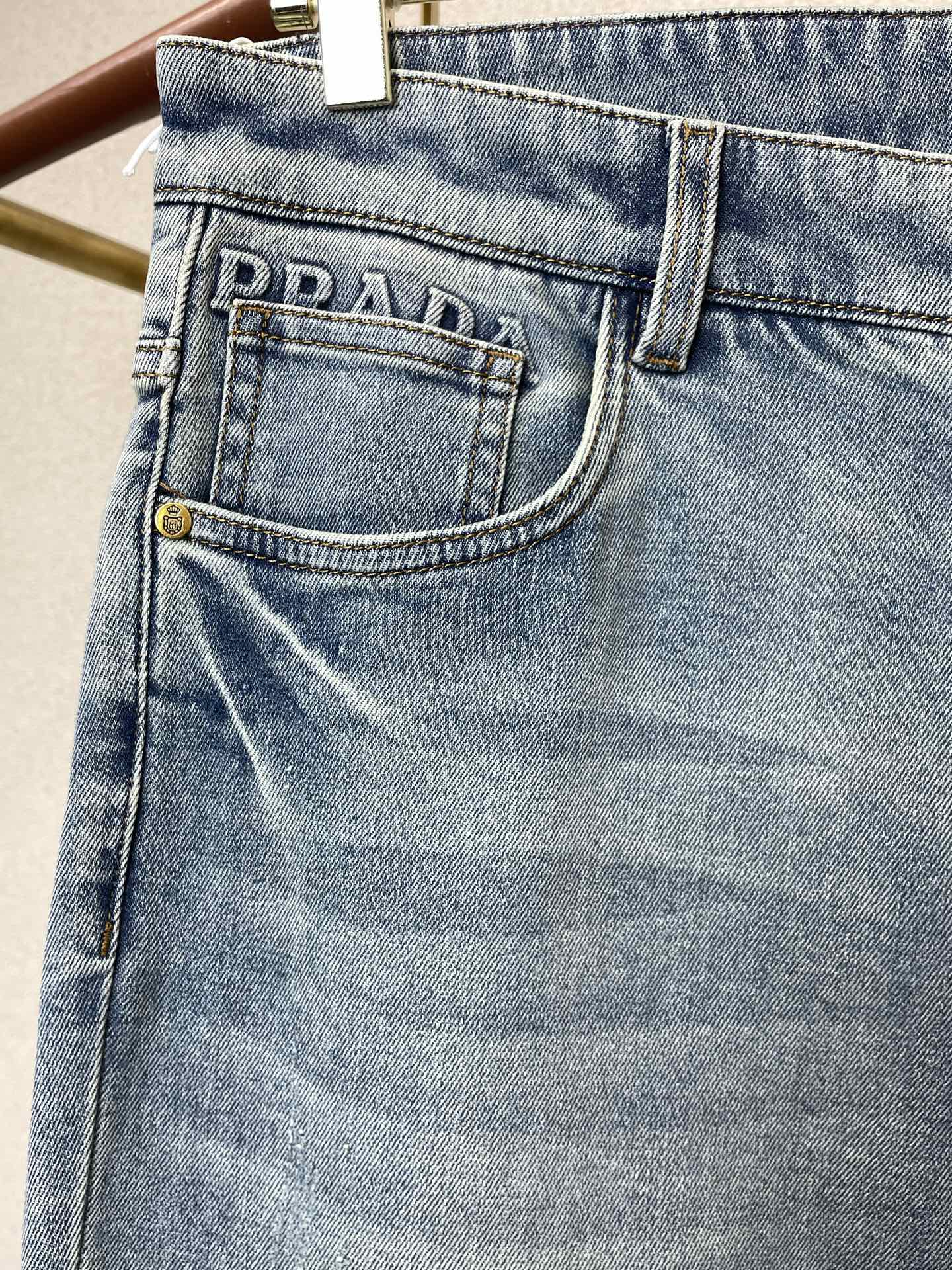 。Prada普拉达💥砸锅卖铁都要上的新款新款休闲牛仔裤👖高端版本！专柜定制面料 透气舒适度高，细节无可挑