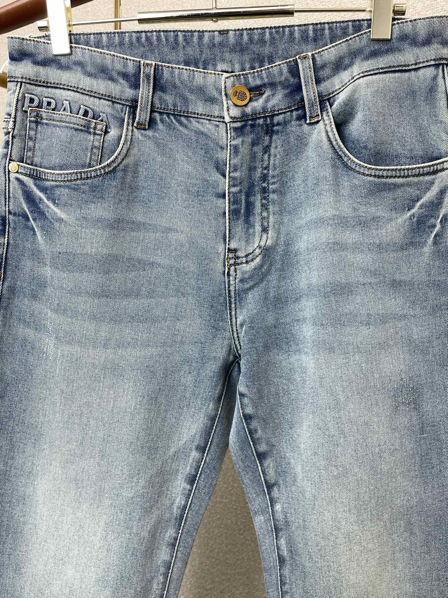 。Prada普拉达💥砸锅卖铁都要上的新款新款休闲牛仔裤👖高端版本！专柜定制面料 透气舒适度高，细节无可挑