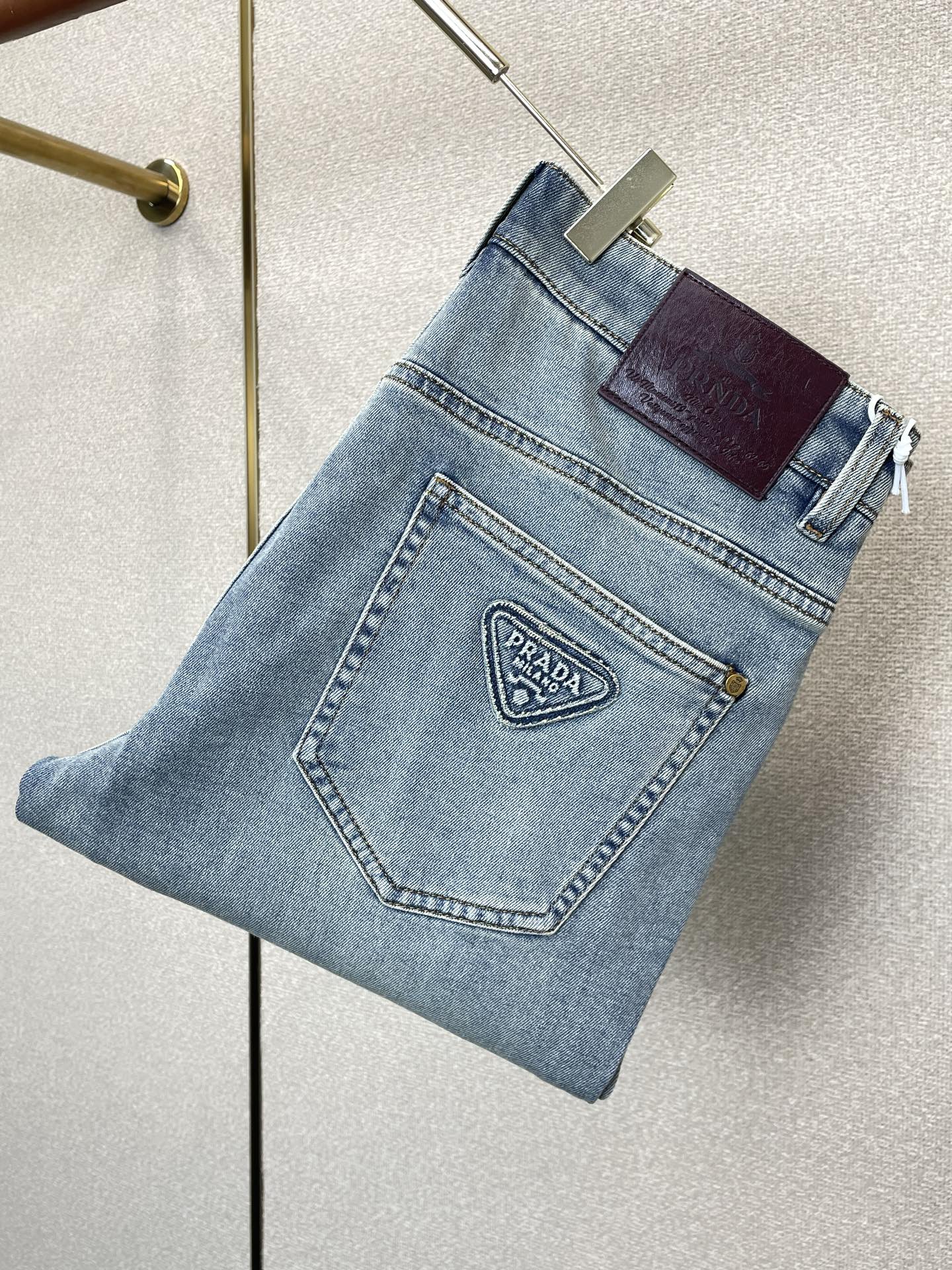 。Prada普拉达💥砸锅卖铁都要上的新款新款休闲牛仔裤👖高端版本！专柜定制面料 透气舒适度高，细节无可挑