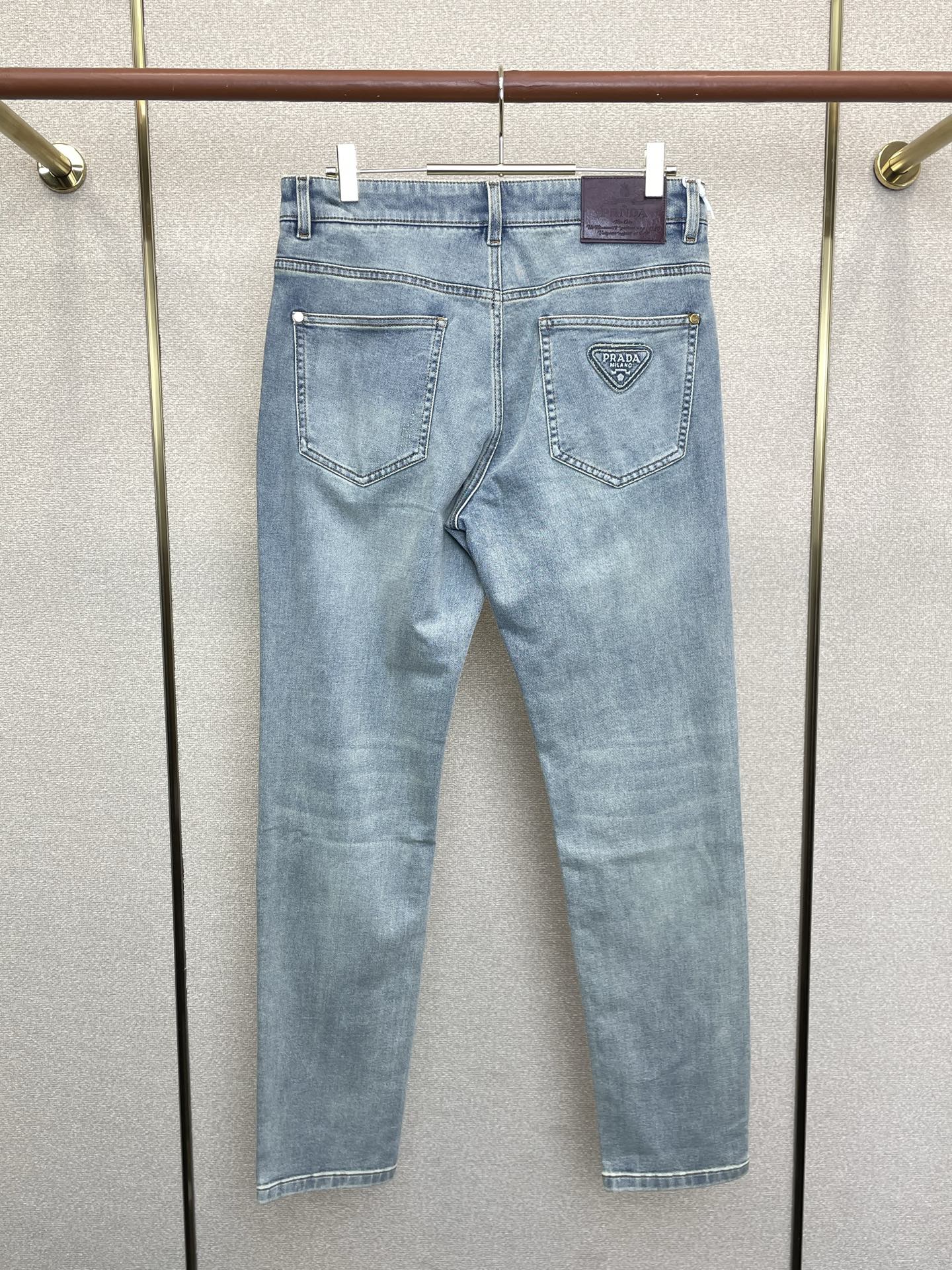 。Prada普拉达💥砸锅卖铁都要上的新款新款休闲牛仔裤👖高端版本！专柜定制面料 透气舒适度高，细节无可挑