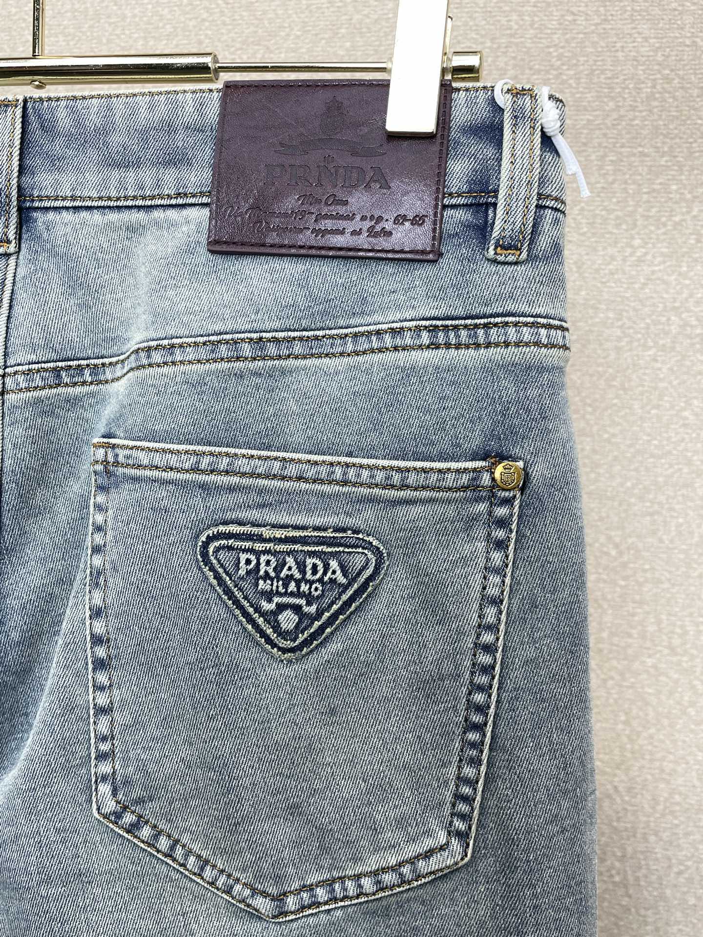 。Prada普拉达💥砸锅卖铁都要上的新款新款休闲牛仔裤👖高端版本！专柜定制面料 透气舒适度高，细节无可挑