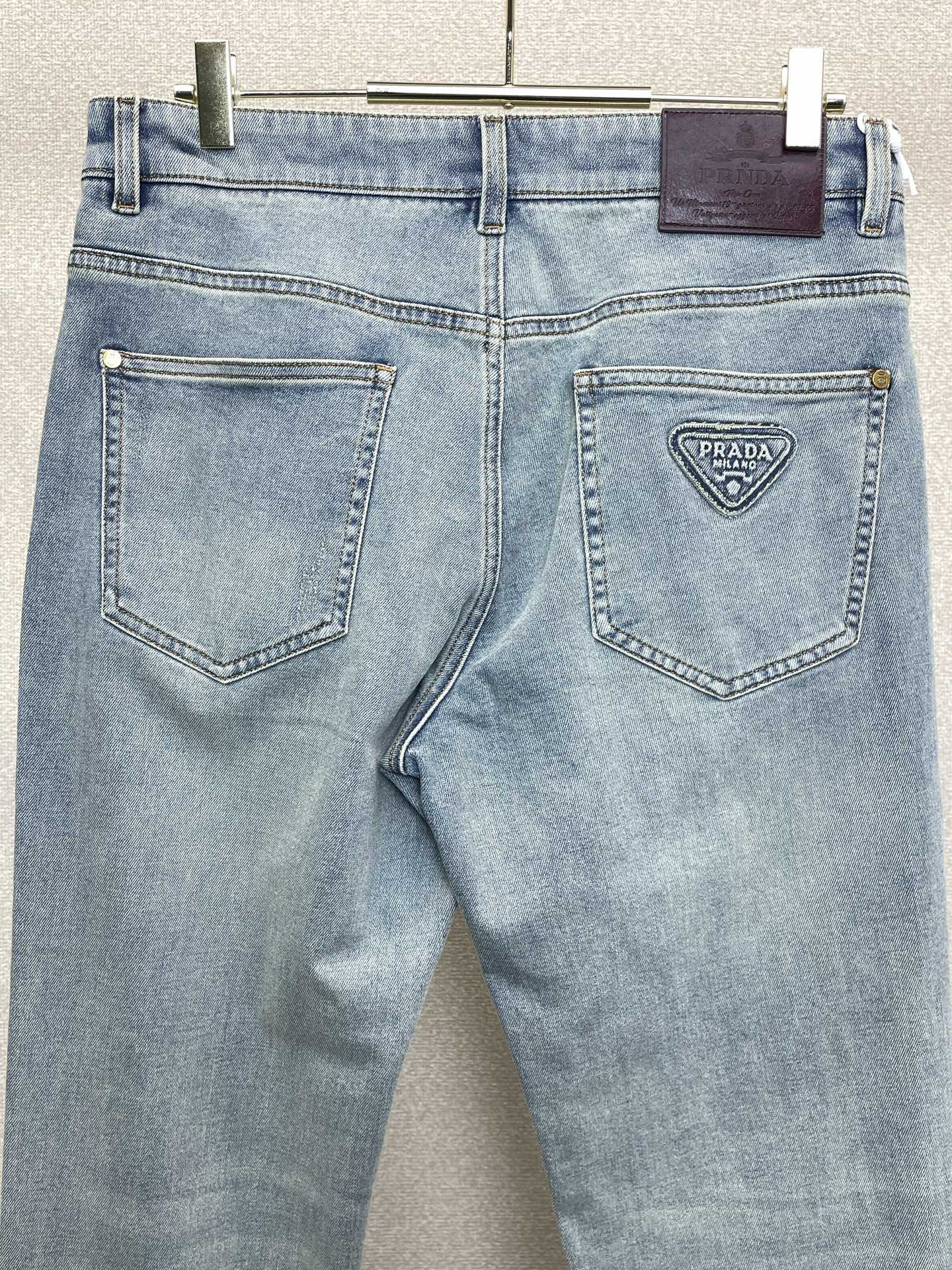。Prada普拉达💥砸锅卖铁都要上的新款新款休闲牛仔裤👖高端版本！专柜定制面料 透气舒适度高，细节无可挑