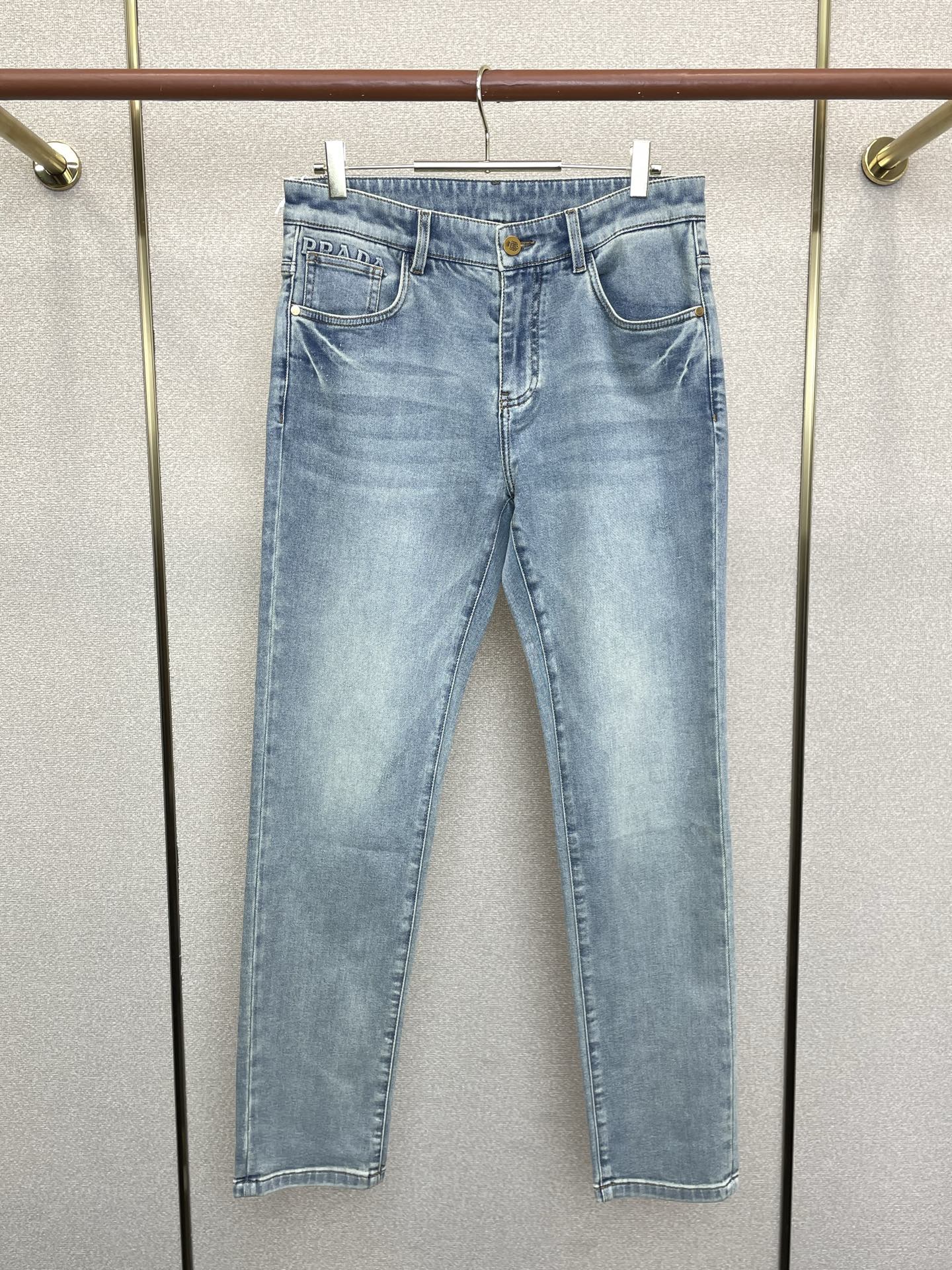 。Prada普拉达💥砸锅卖铁都要上的新款新款休闲牛仔裤👖高端版本！专柜定制面料 透气舒适度高，细节无可挑