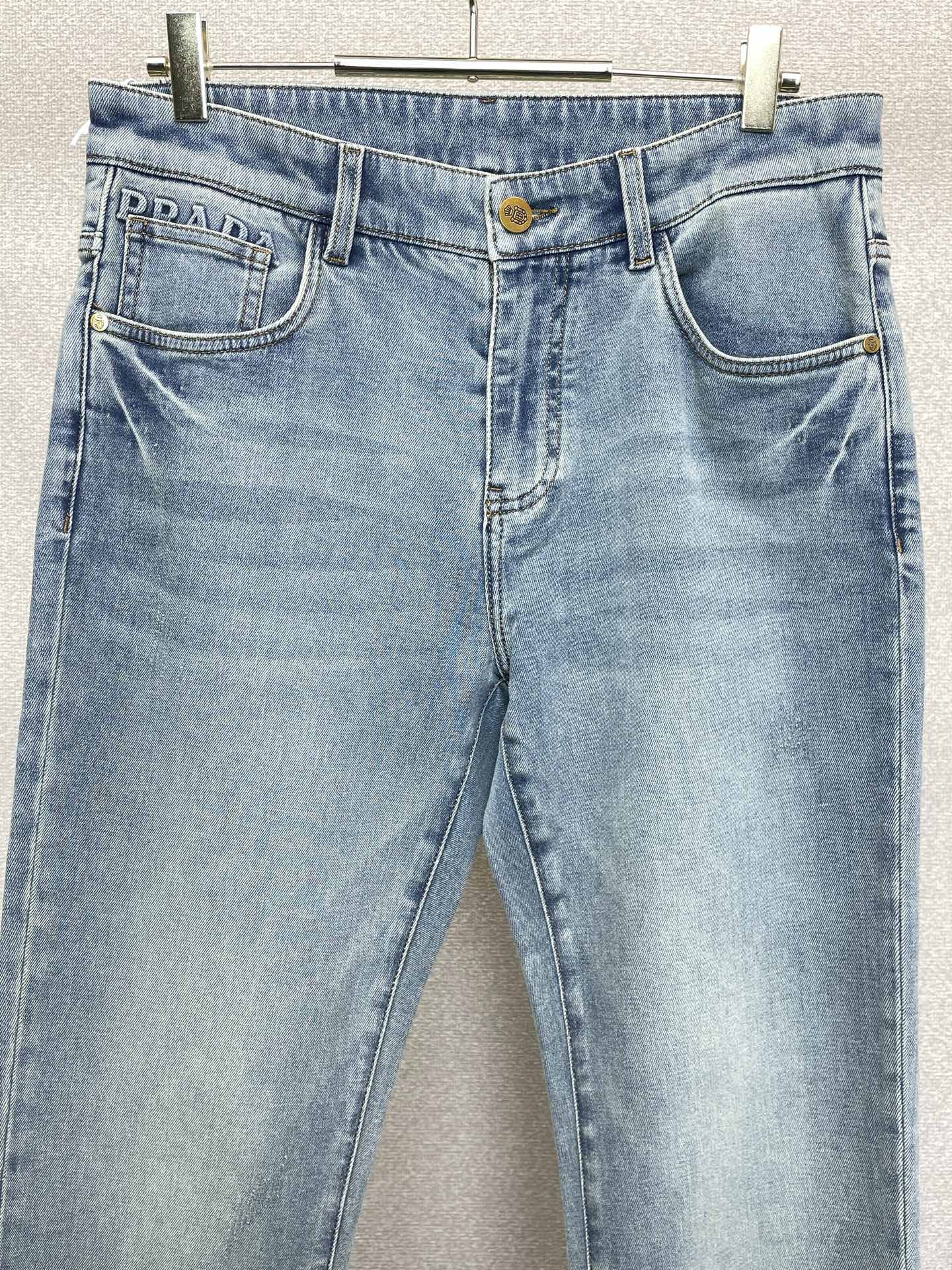 。Prada普拉达💥砸锅卖铁都要上的新款新款休闲牛仔裤👖高端版本！专柜定制面料 透气舒适度高，细节无可挑
