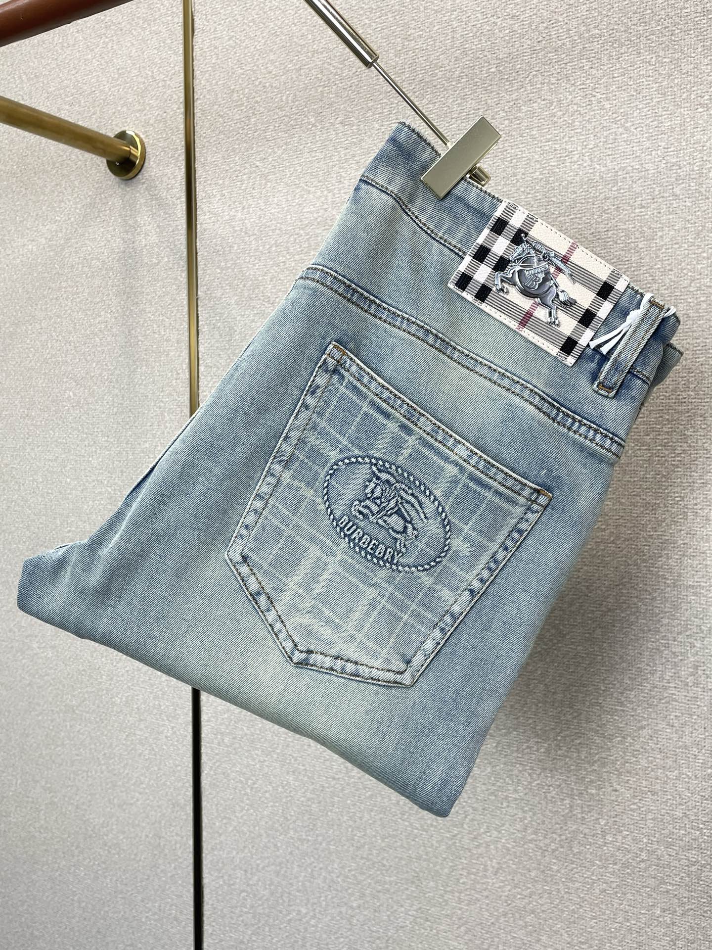 NO:773854,.Burberry's new high-end version of casual jeans is a must-have.  Custom-made fabrics at the counter are highly breathable and comfortable, with impeccable details and brand element design concepts, reflecting high quality. It feels delicate and soft!  It presents a casual cut and the upper body shape is awesome!  Size 29-38, new styles, burberry, burberry, jeans,19860909.Burberry巴宝莉砸锅卖铁都要上的新款新款休闲牛仔裤高端版本！专柜定制面料 透气舒适度高,细节无可挑剔,品牌元素设计理念,体现高品质.手感细腻柔软！呈现休闲裁剪,上身版型超赞！码数29-38砸锅卖铁上新款,,burberry,burberry,jeans,,Men's clothing