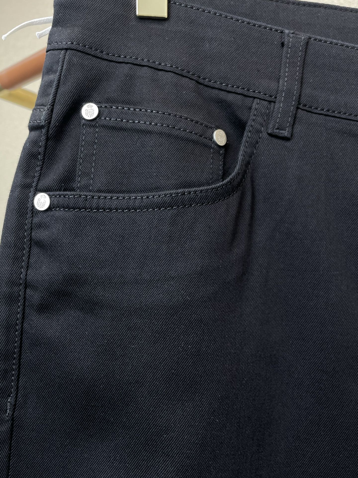 。Prada普拉达💥砸锅卖铁都要上的新款新款休闲牛仔裤👖高端版本！专柜定制面料 透气舒适度高，细节无可挑