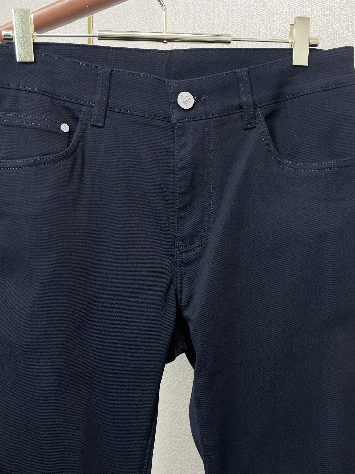 。Prada普拉达💥砸锅卖铁都要上的新款新款休闲牛仔裤👖高端版本！专柜定制面料 透气舒适度高，细节无可挑