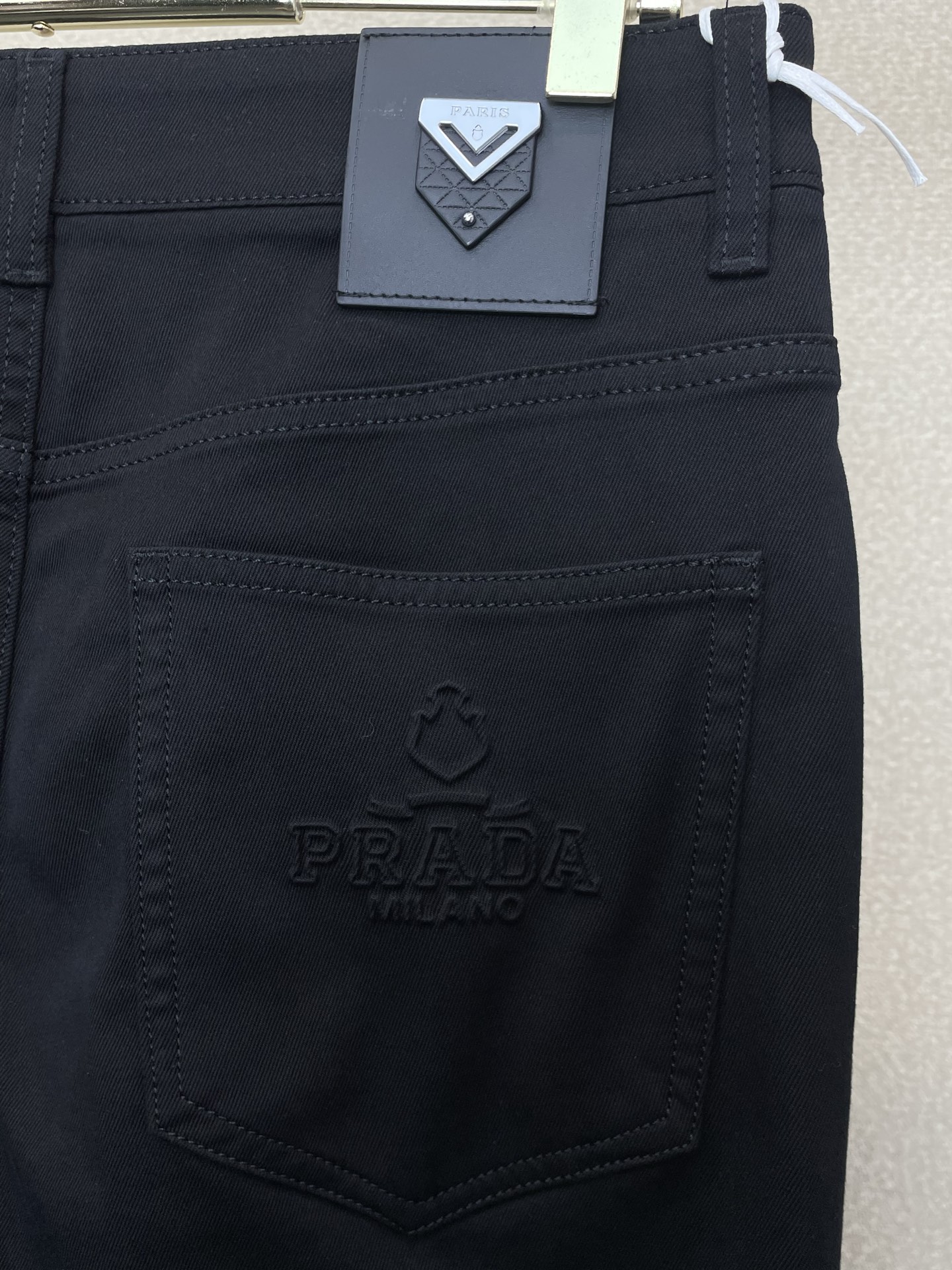 。Prada普拉达💥砸锅卖铁都要上的新款新款休闲牛仔裤👖高端版本！专柜定制面料 透气舒适度高，细节无可挑