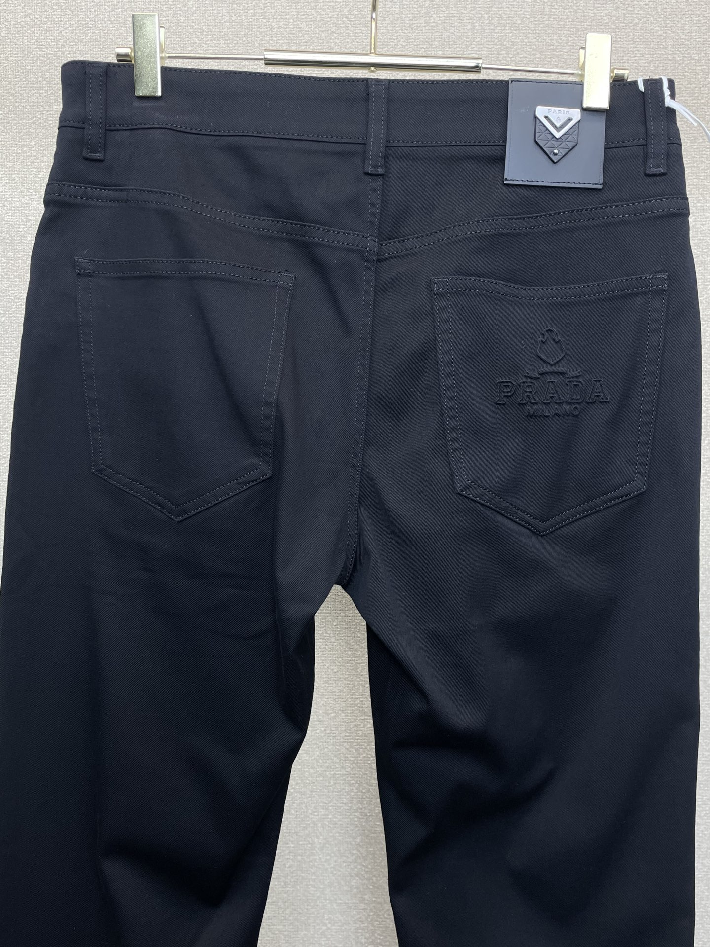 。Prada普拉达💥砸锅卖铁都要上的新款新款休闲牛仔裤👖高端版本！专柜定制面料 透气舒适度高，细节无可挑