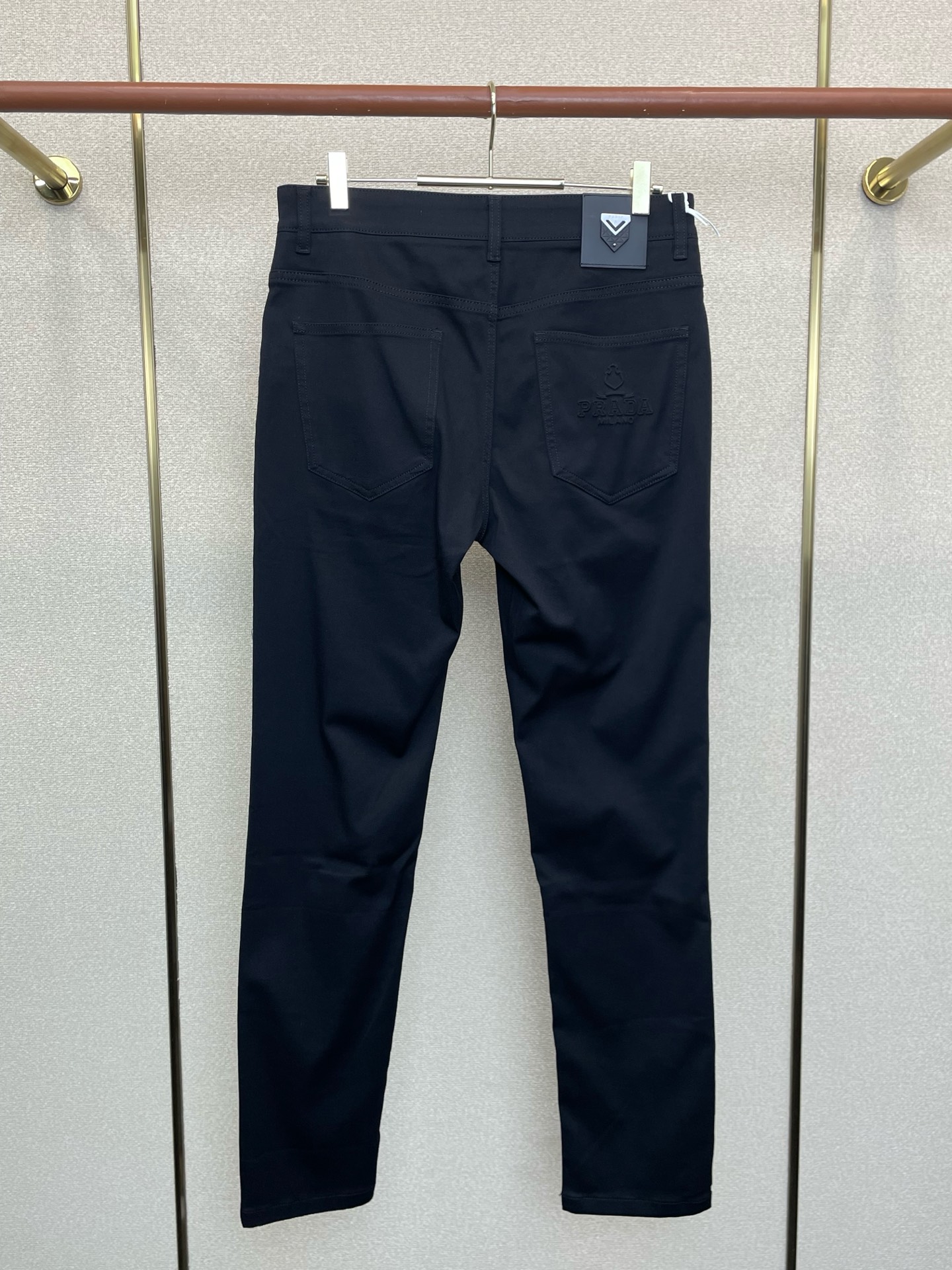 。Prada普拉达💥砸锅卖铁都要上的新款新款休闲牛仔裤👖高端版本！专柜定制面料 透气舒适度高，细节无可挑