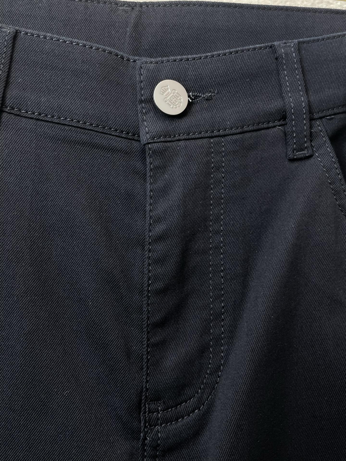 。Prada普拉达💥砸锅卖铁都要上的新款新款休闲牛仔裤👖高端版本！专柜定制面料 透气舒适度高，细节无可挑