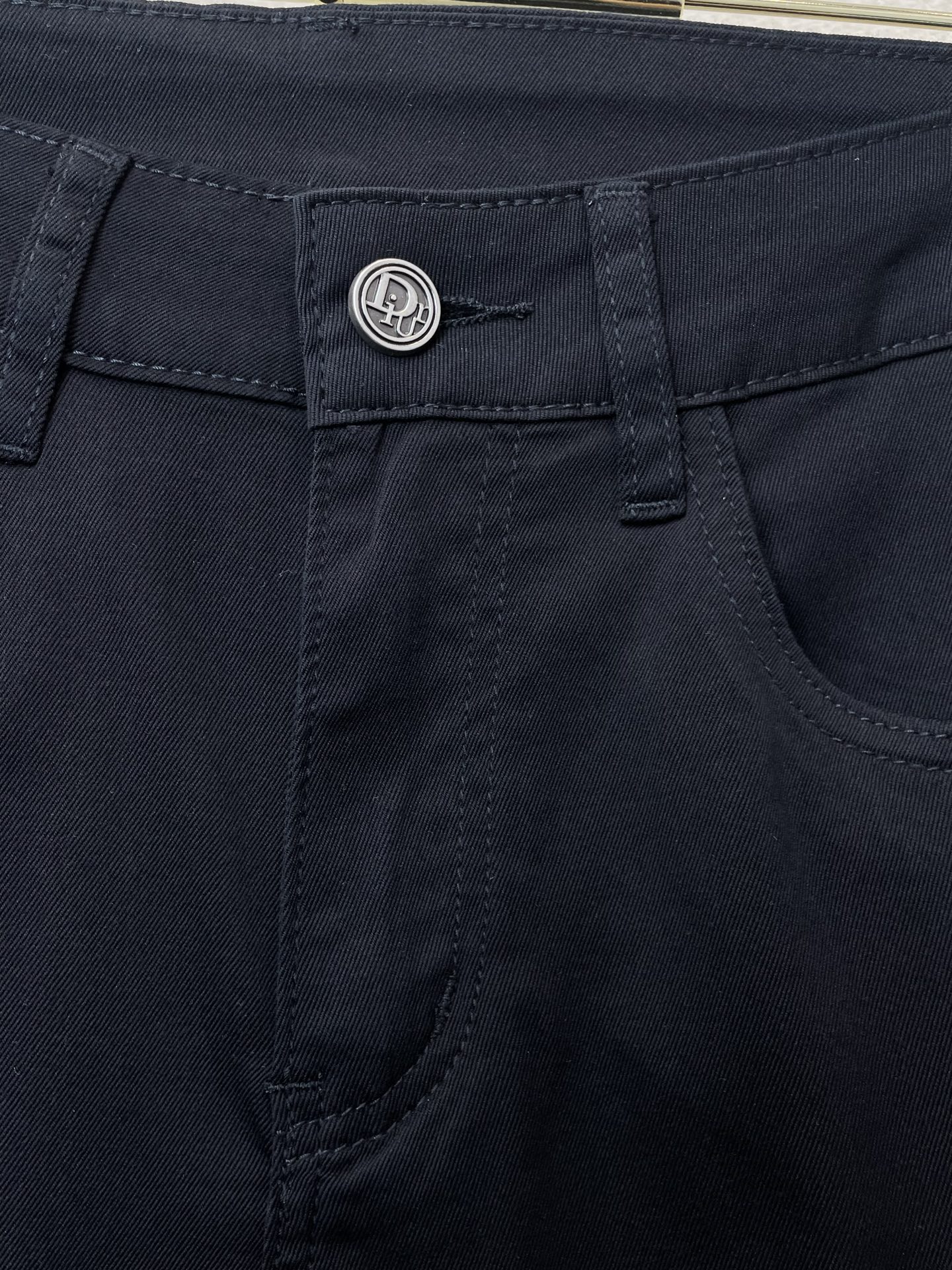 。Dior迪奥💥砸锅卖铁都要上的新款新款休闲牛仔裤👖高端版本！专柜定制面料 透气舒适度高，细节无可挑剔，