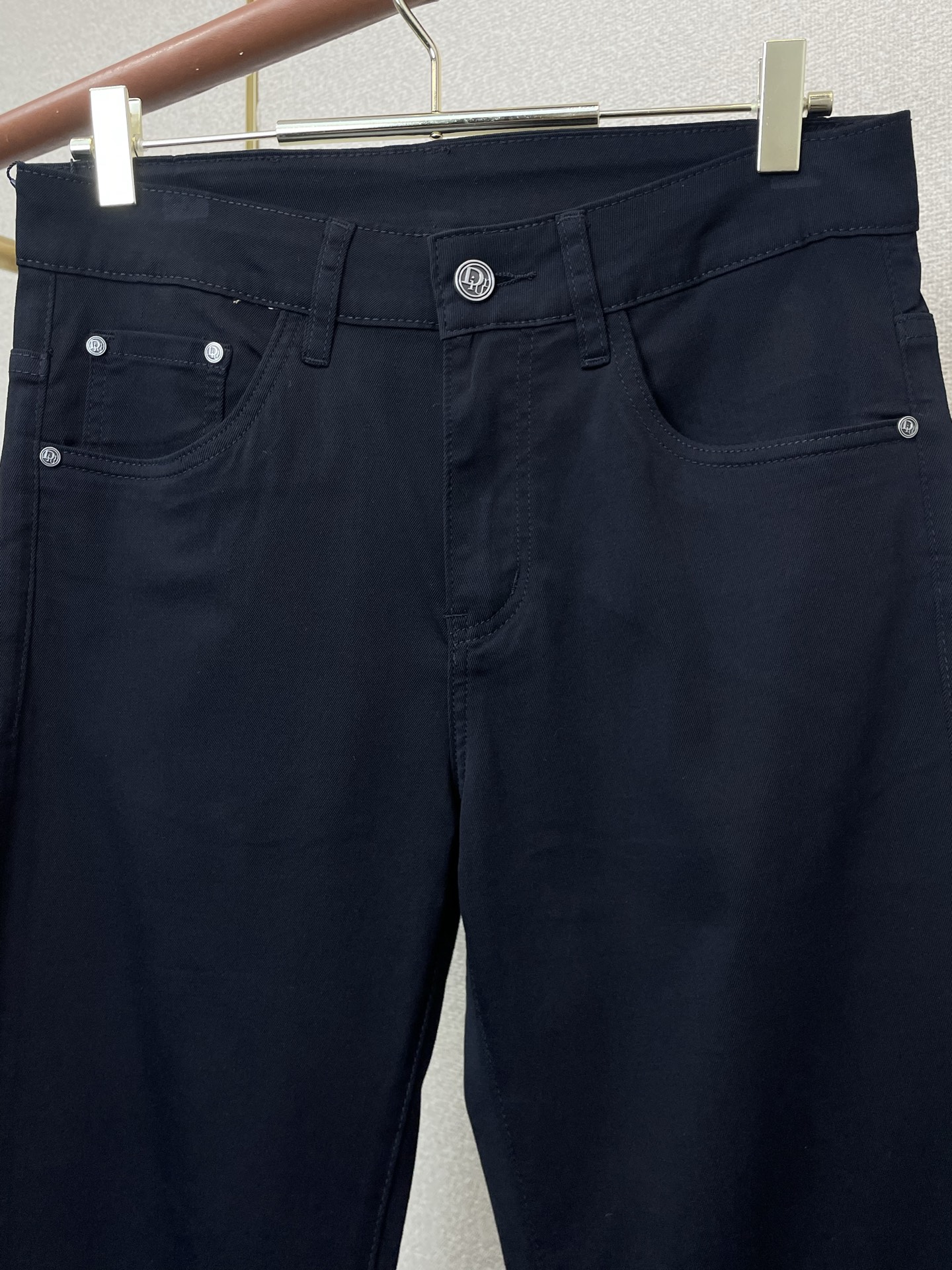 。Dior迪奥💥砸锅卖铁都要上的新款新款休闲牛仔裤👖高端版本！专柜定制面料 透气舒适度高，细节无可挑剔，