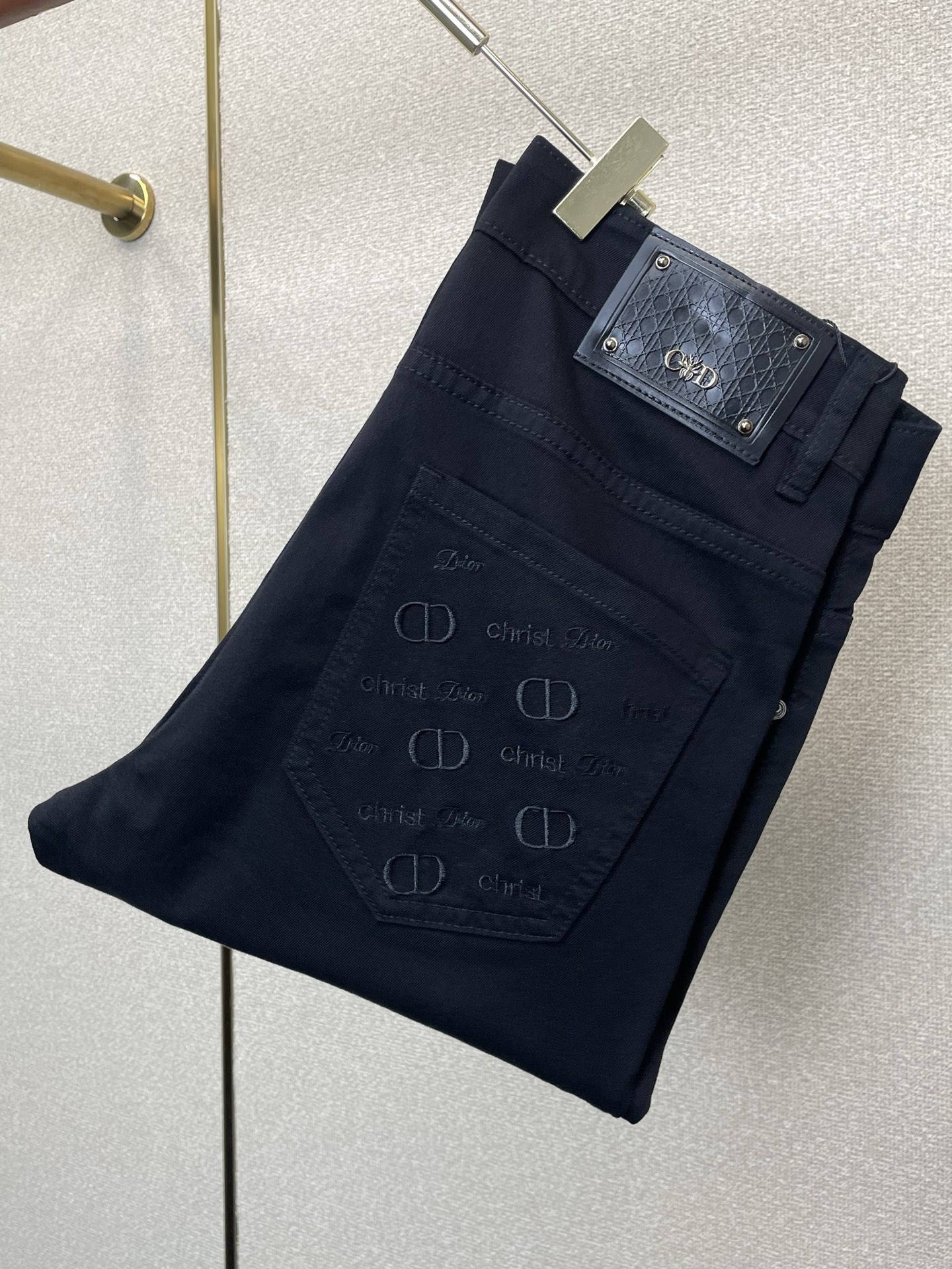 。Dior迪奥💥砸锅卖铁都要上的新款新款休闲牛仔裤👖高端版本！专柜定制面料 透气舒适度高，细节无可挑剔，