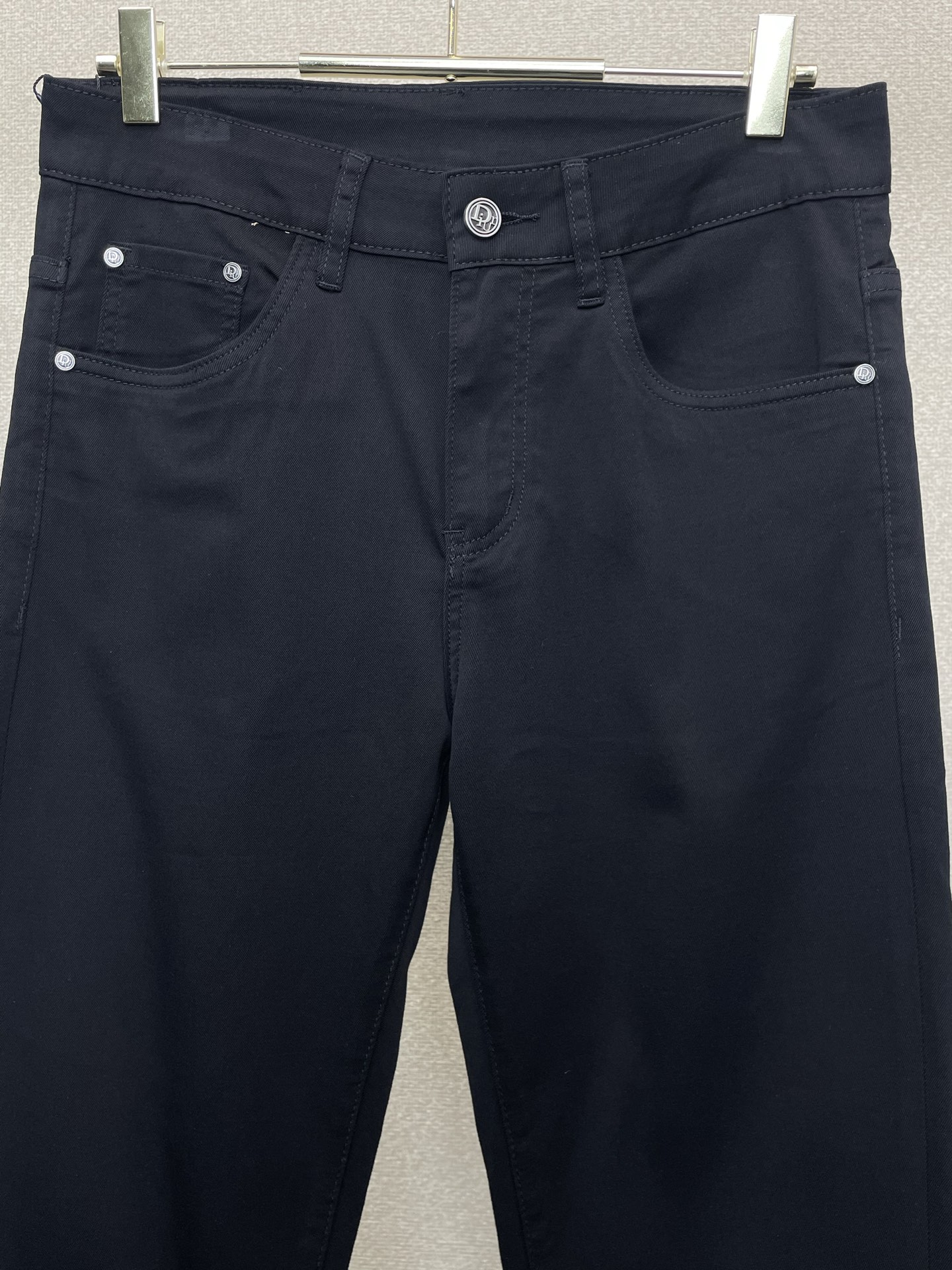 。Dior迪奥💥砸锅卖铁都要上的新款新款休闲牛仔裤👖高端版本！专柜定制面料 透气舒适度高，细节无可挑剔，