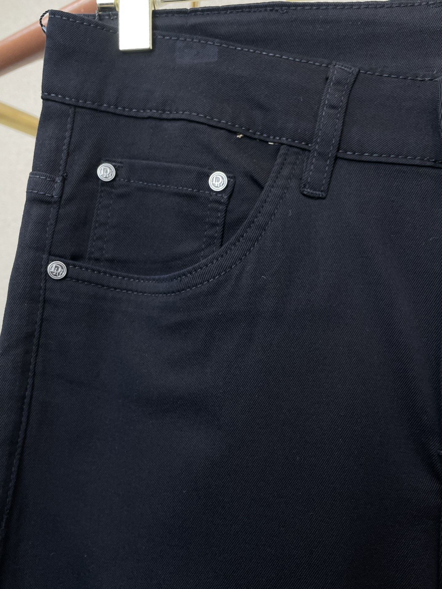 。Dior迪奥💥砸锅卖铁都要上的新款新款休闲牛仔裤👖高端版本！专柜定制面料 透气舒适度高，细节无可挑剔，