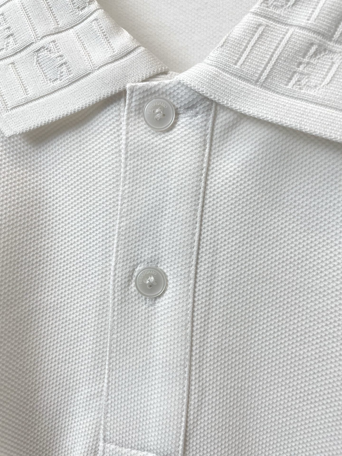 。FERRAGAMO菲拉格慕💥砸锅卖铁都要上的新款新款原单男士休闲短袖 高端定制 高端版本 时尚百搭爆款