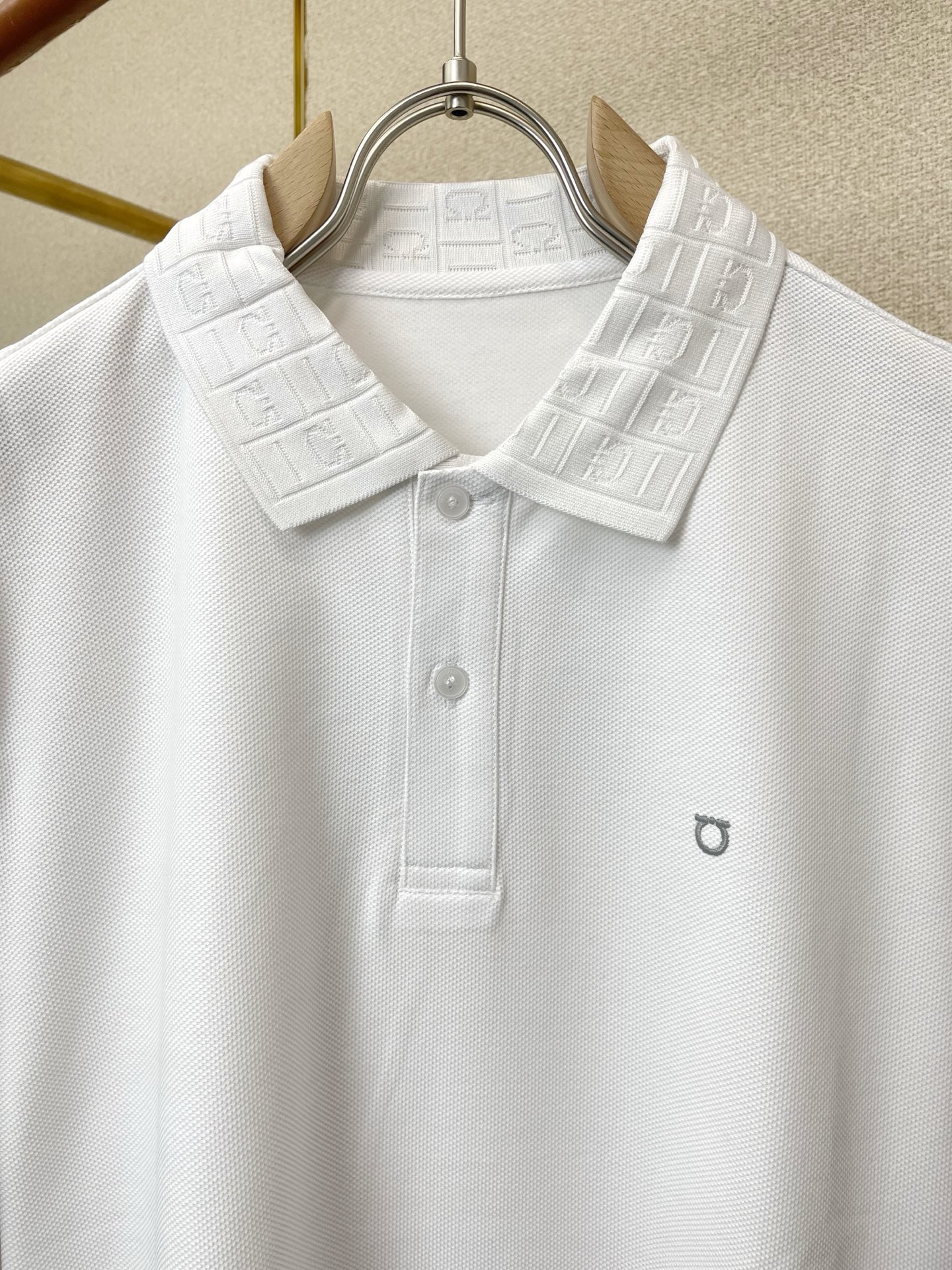 。FERRAGAMO菲拉格慕💥砸锅卖铁都要上的新款新款原单男士休闲短袖 高端定制 高端版本 时尚百搭爆款