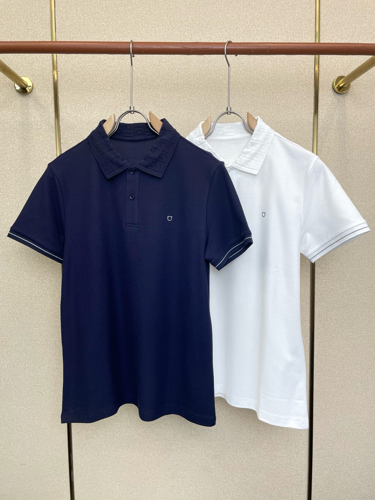 。FERRAGAMO菲拉格慕💥砸锅卖铁都要上的新款新款原单男士休闲短袖 高端定制 高端版本 时尚百搭爆款