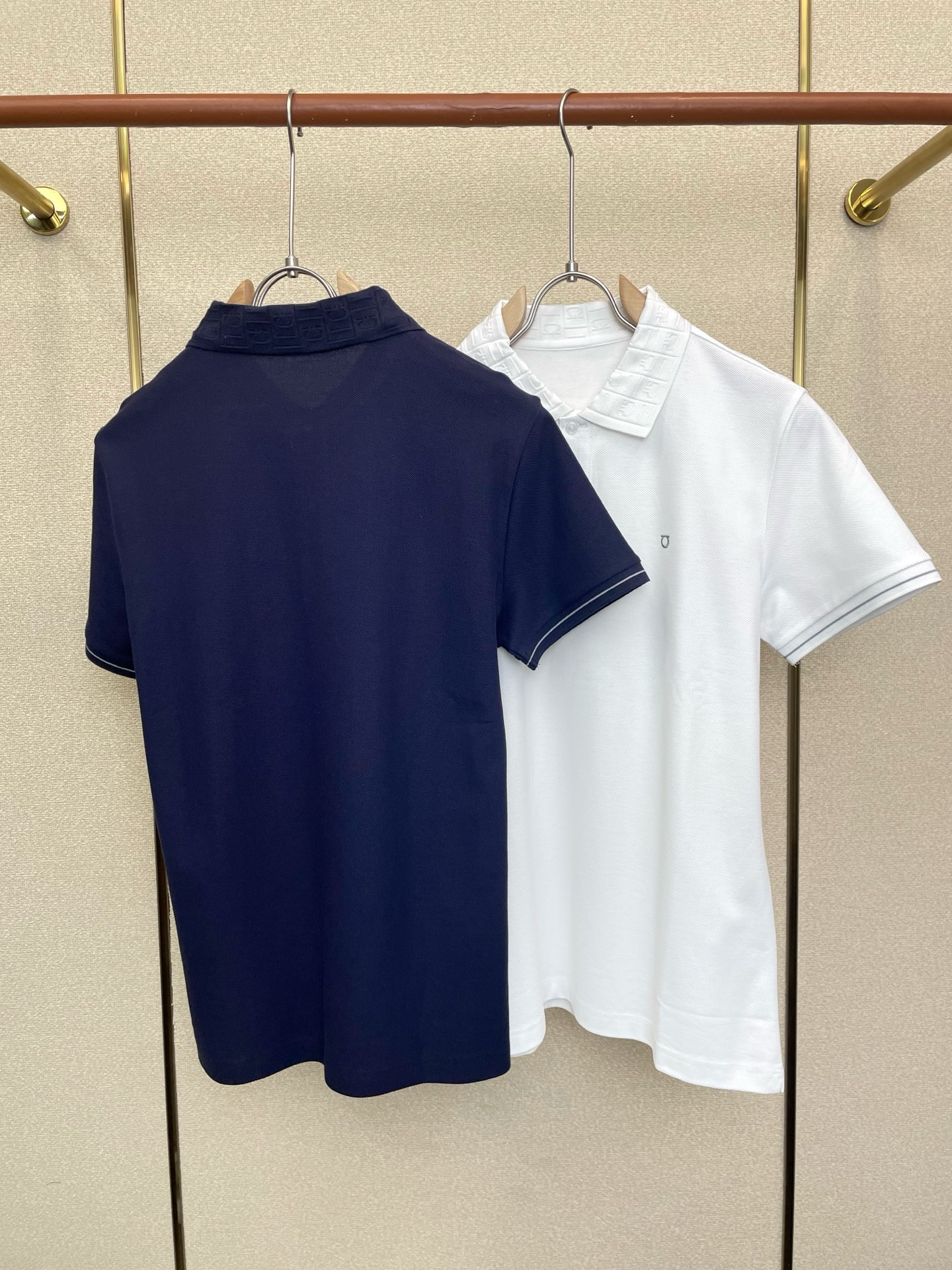 。FERRAGAMO菲拉格慕💥砸锅卖铁都要上的新款新款原单男士休闲短袖 高端定制 高端版本 时尚百搭爆款