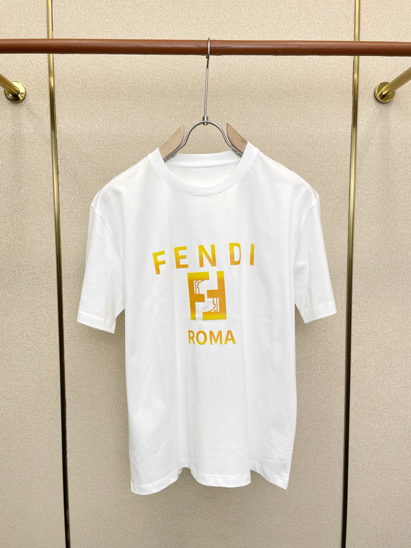 。FENDI芬迪💥砸锅卖铁都要上的新款新款原单男士休闲短袖 高端定制 高端版本 时尚百搭爆款⚠️⚠️✨✨